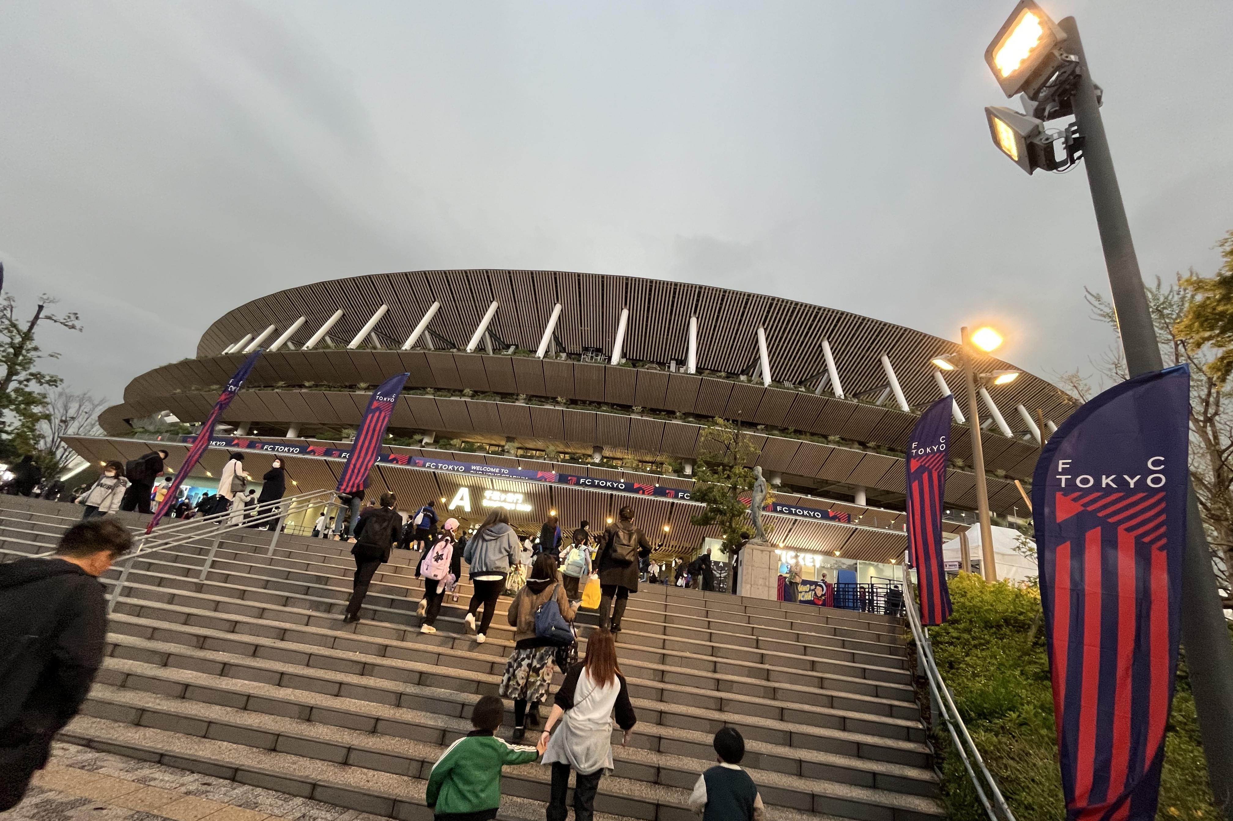 À Tokyo, un soir de foot zen au cœur du Japan National Stadium