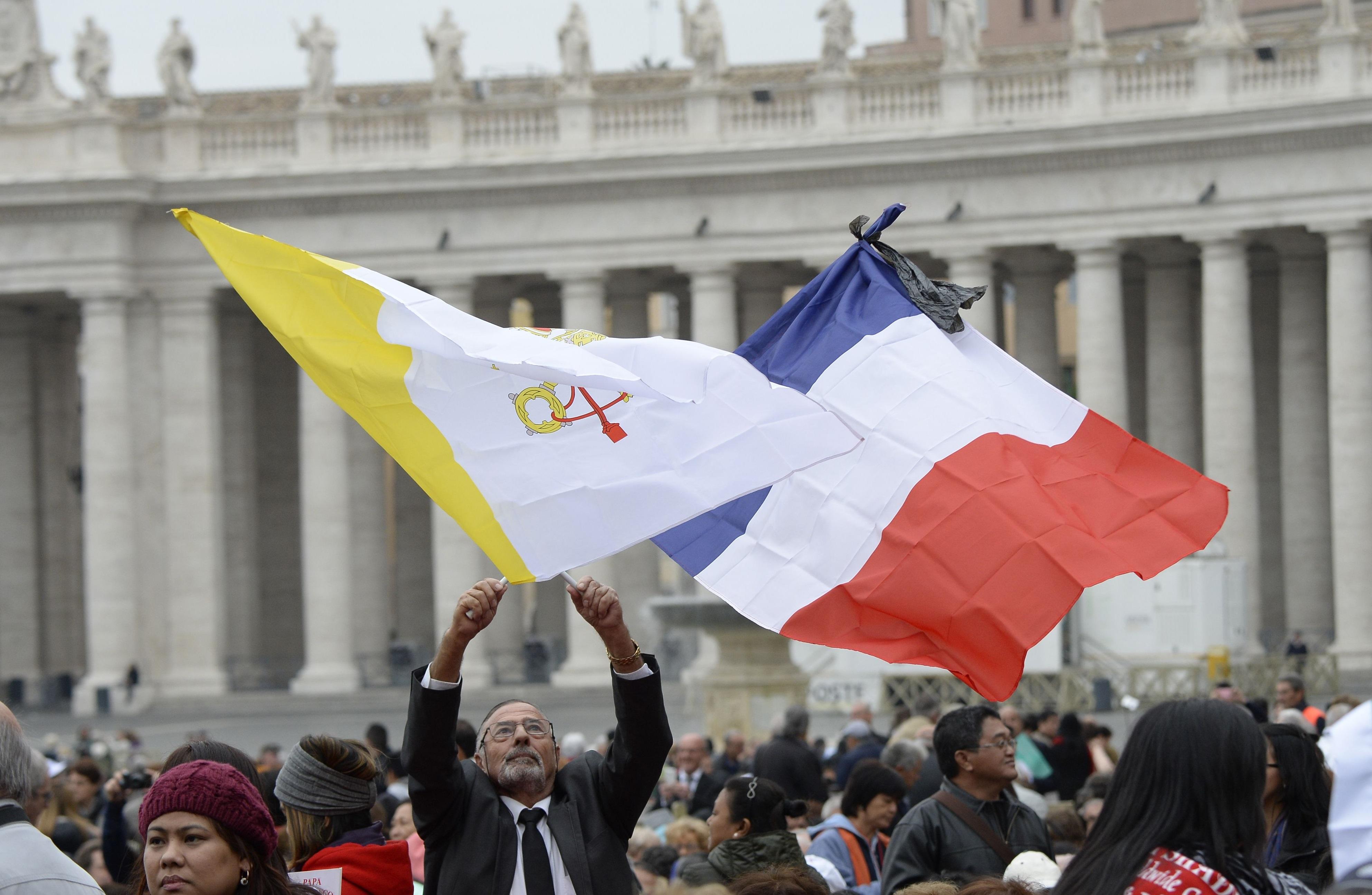 Mort du pape François : la mise en berne des drapeaux français horripile la gauche