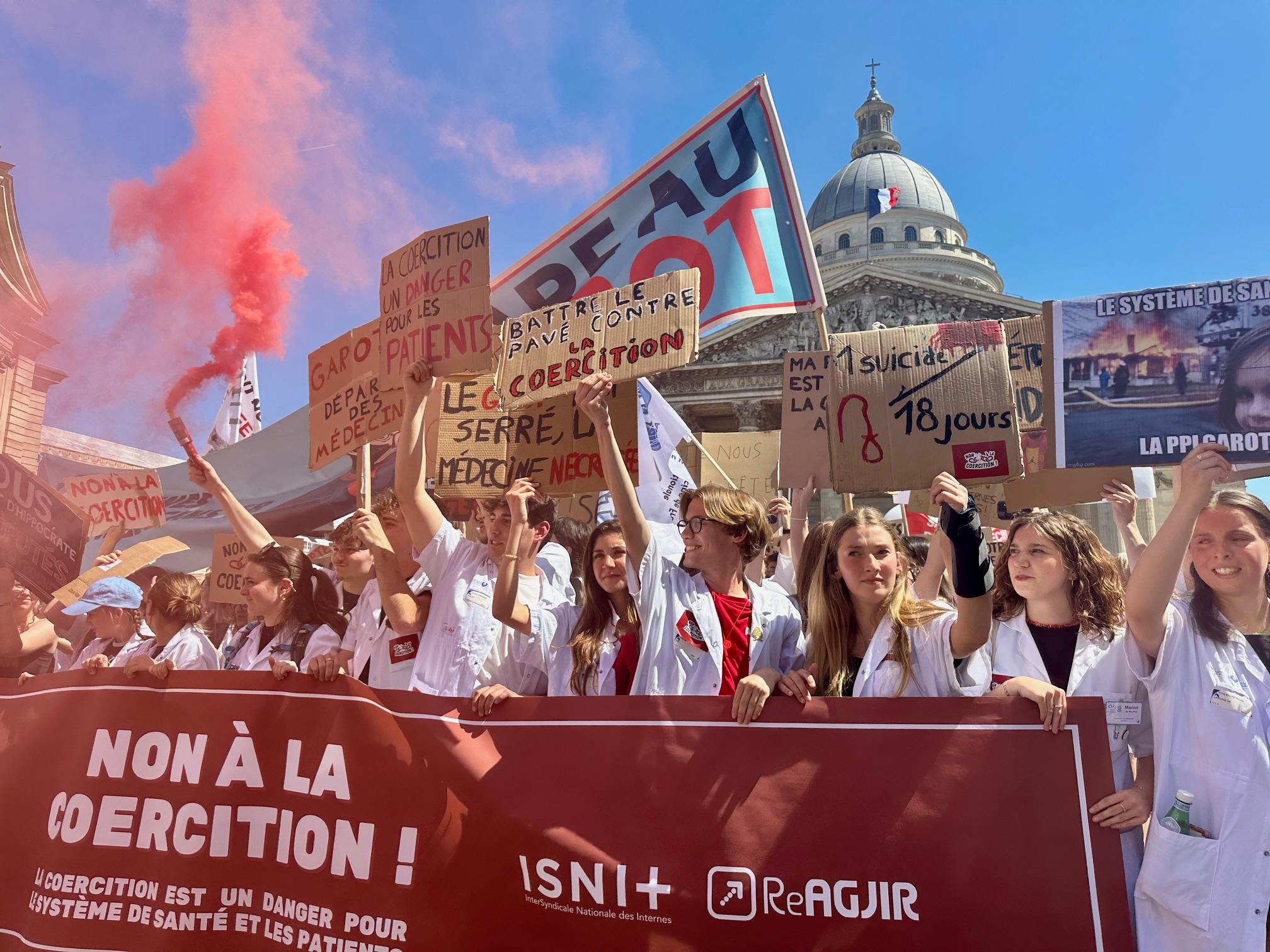«On se bat pour notre futur» : les médecins battent le pavé contre la loi sur les déserts médicaux