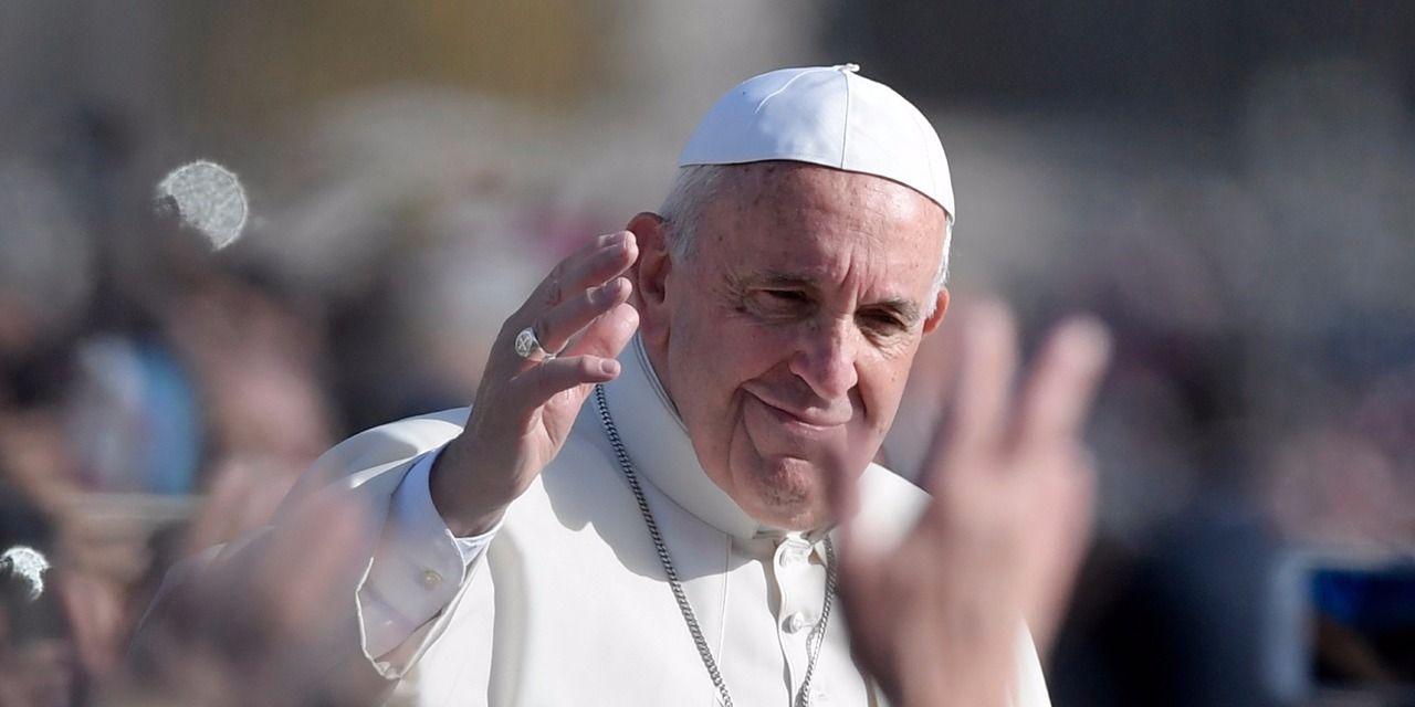 «Joyeuses Pâques» : le pape François présent au balcon de la basilique Saint-Pierre, devant les fidèles
