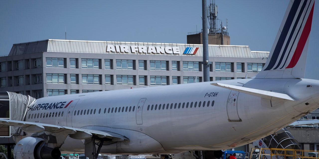 «On a les billets depuis le mois de janvier» : à Marseille, les vols pour Rome affichent complets avant les obsèques du pape François