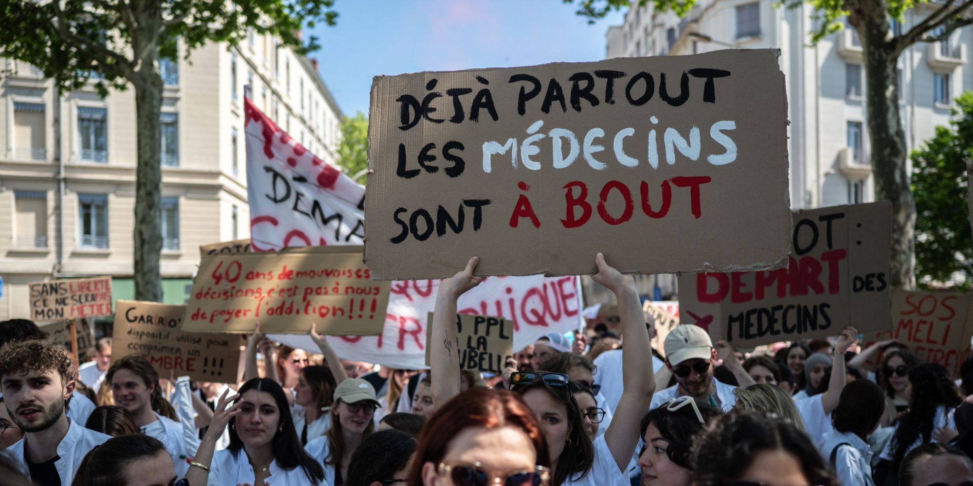 «Vous n’arroserez pas les déserts médicaux avec le sang des médecins» : à Lille, la colère des manifestants contre la loi Garot
