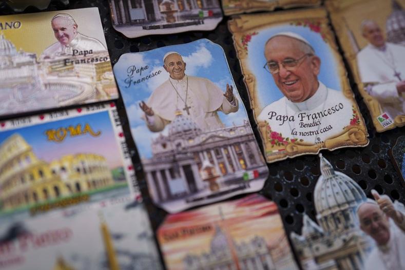 Produits dérivés du pape François, découverte archéologique en Égypte : les bonnes nouvelles de la semaine