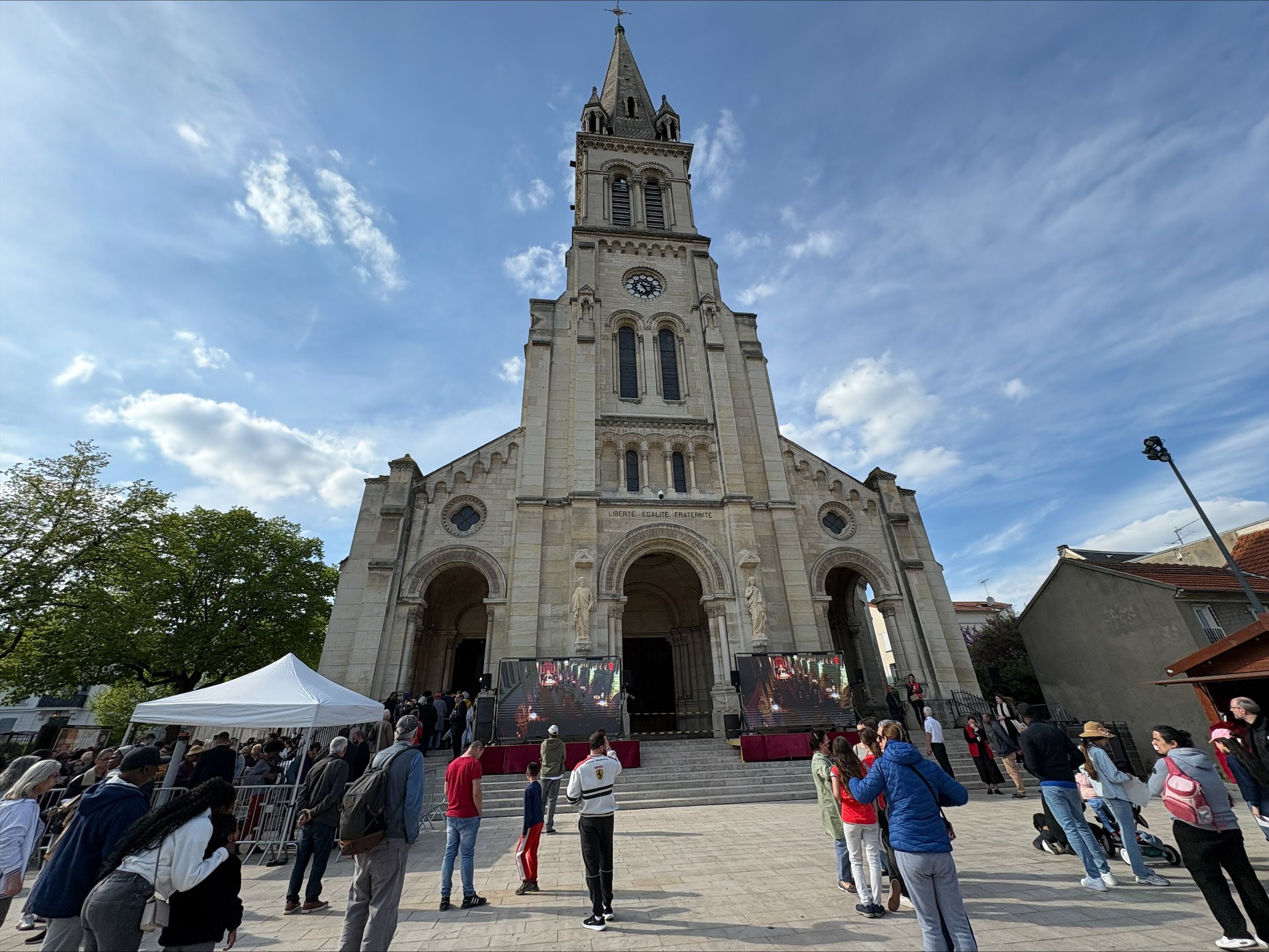 «Il a fallu que je m’assoie» : des fidèles ébahis devant la Sainte Tunique du Christ, exposée à Argenteuil