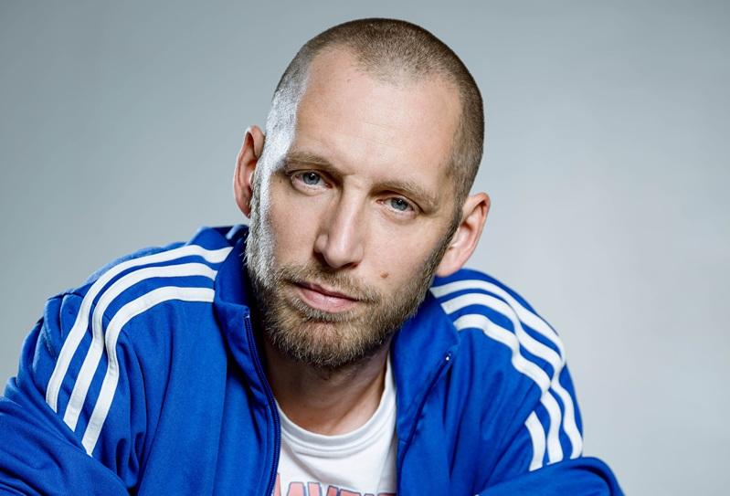 «Bleus, Blancs, Rouges» : le polar coup de poing qui replonge dans la France de Giscard