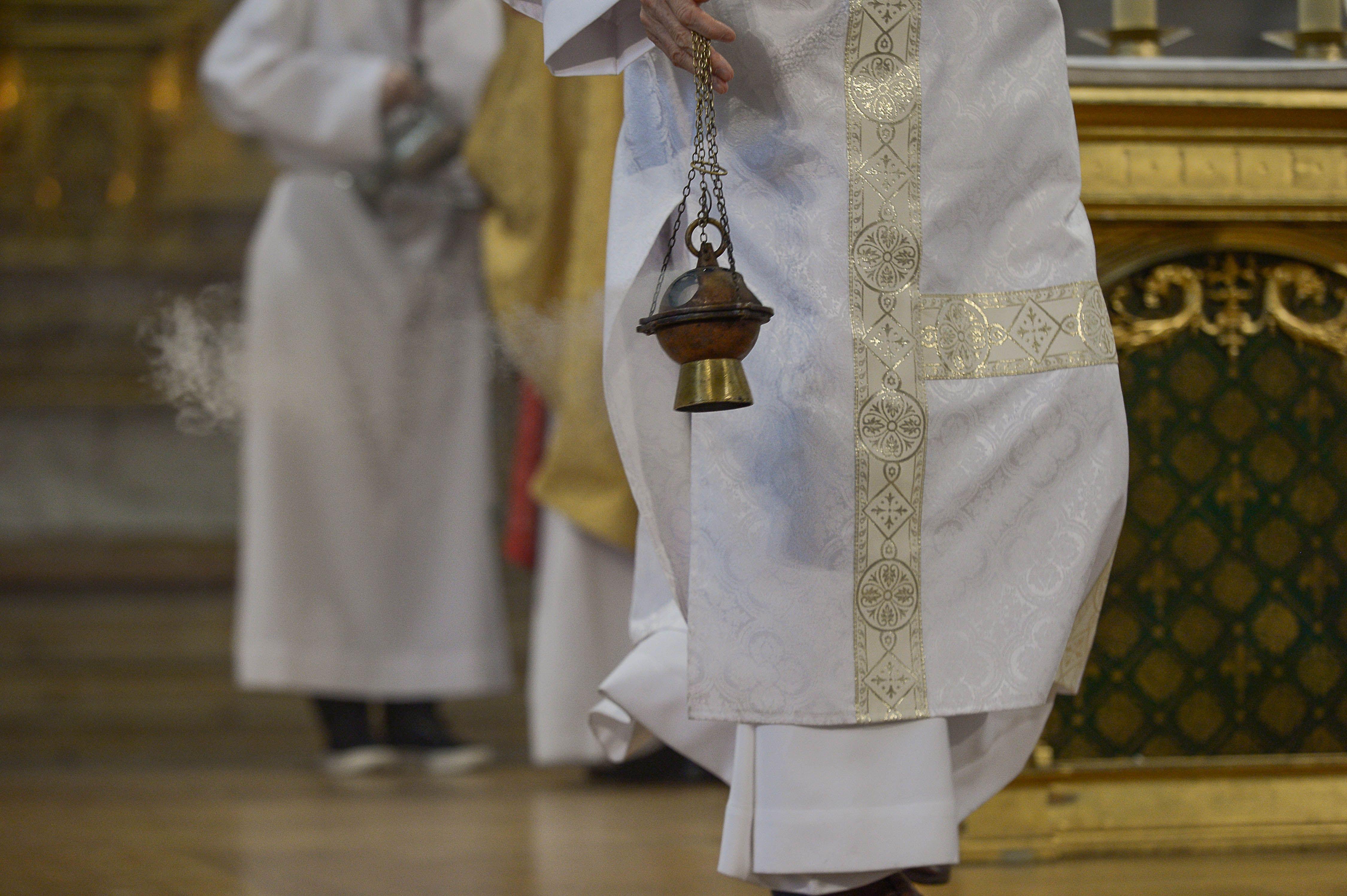 Pâques : deux prêtres agressés dans leurs églises en Normandie et dans les Bouches-du-Rhône
