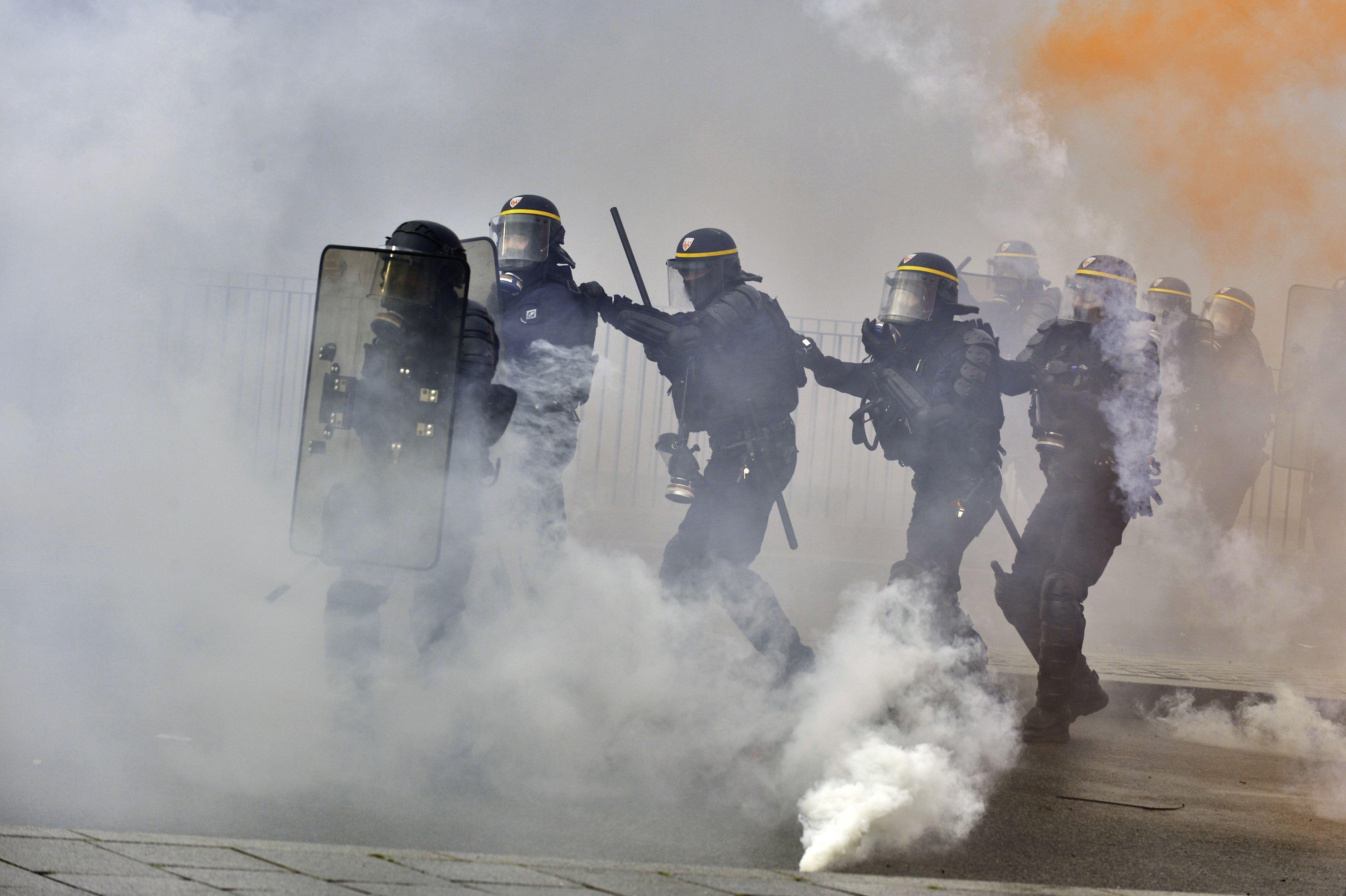 Tramway attaqué, policier blessé… À Brest, une vingtaine d’individus masqués sèment la terreur