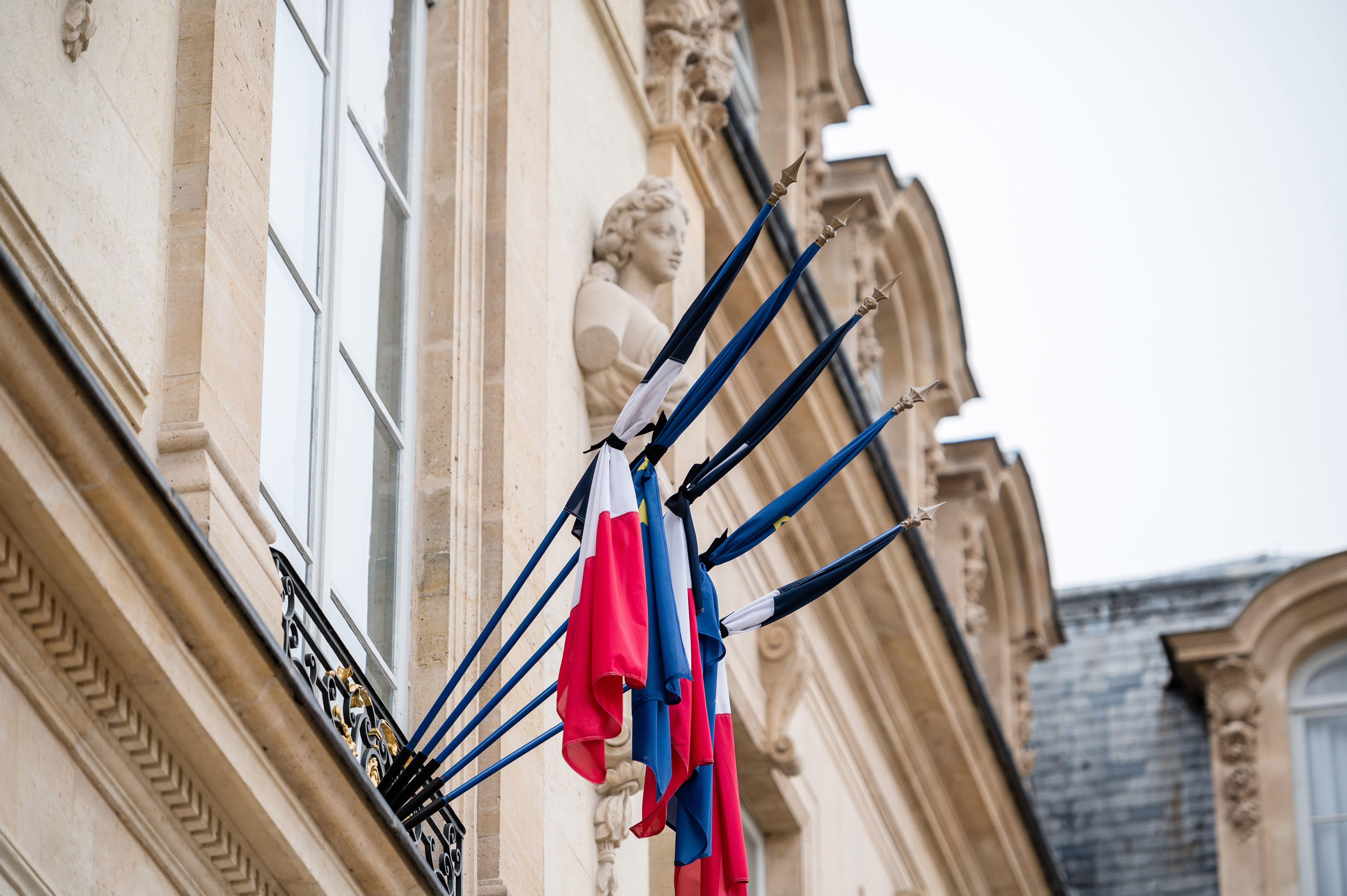 Que signifie l’expression «mettre les drapeaux en berne» ?