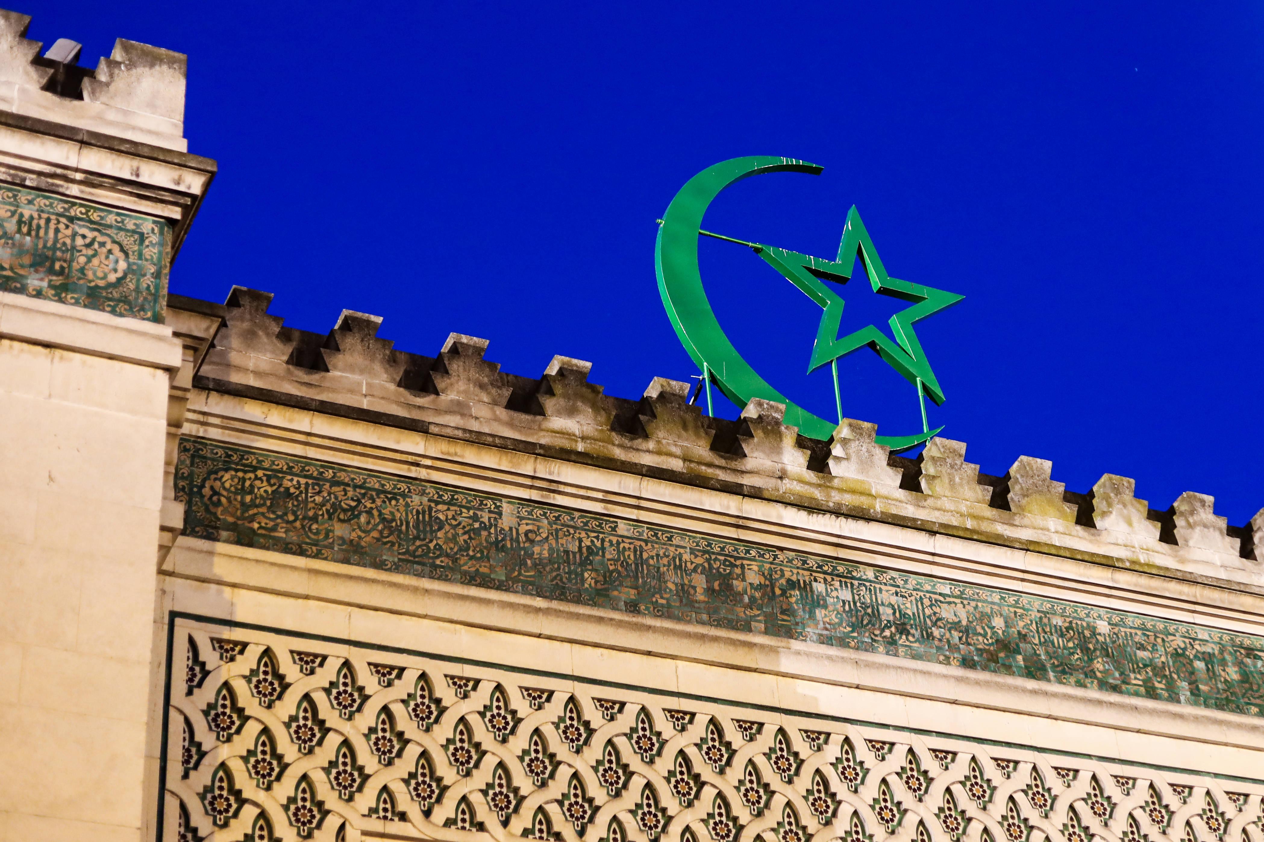 «Un homme de foi qui n’a cessé de tendre la main aux musulmans» : la Grande Mosquée de Paris rend hommage au pape François