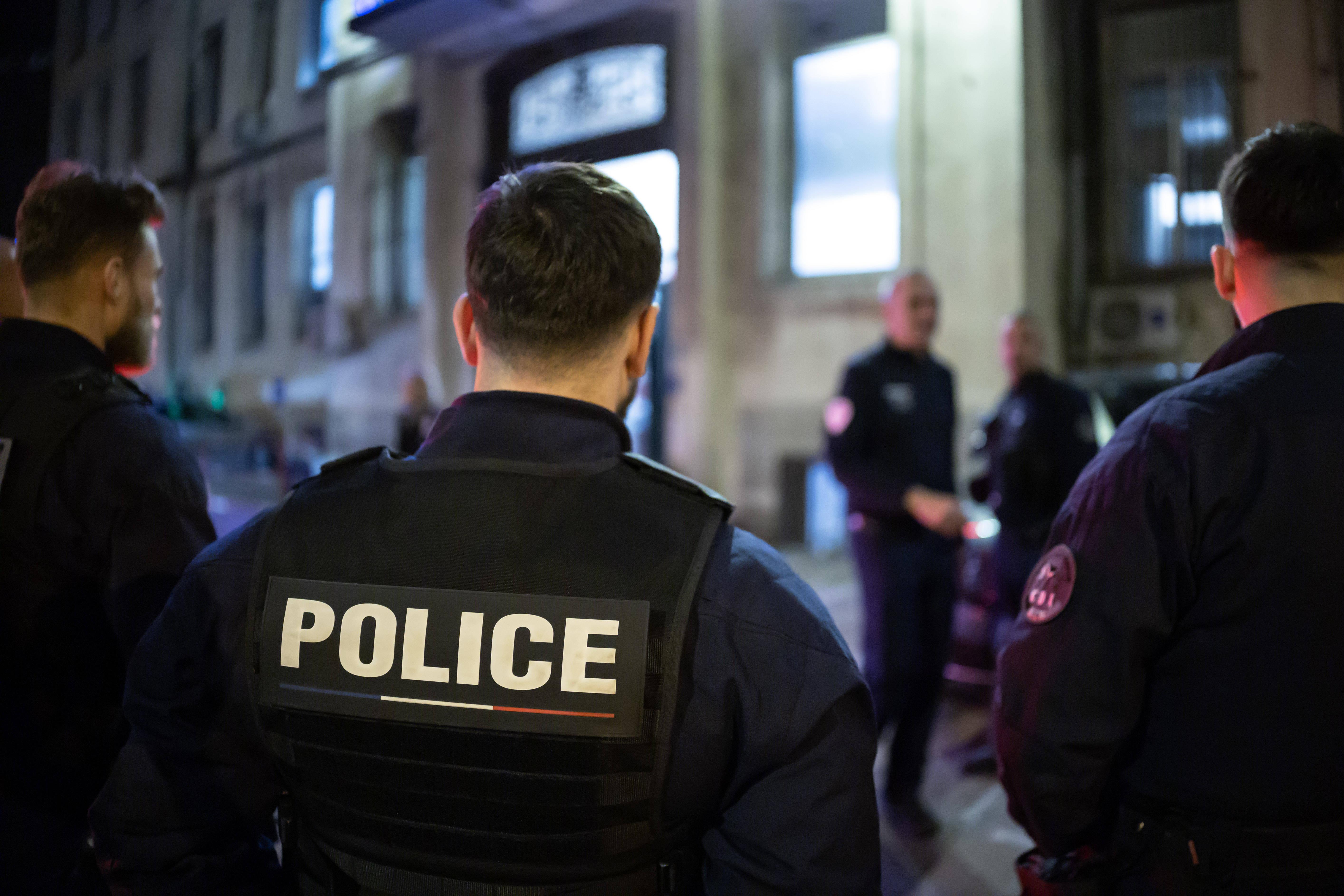 Alpes-Maritimes : des policiers attaqués au couteau devant un commissariat