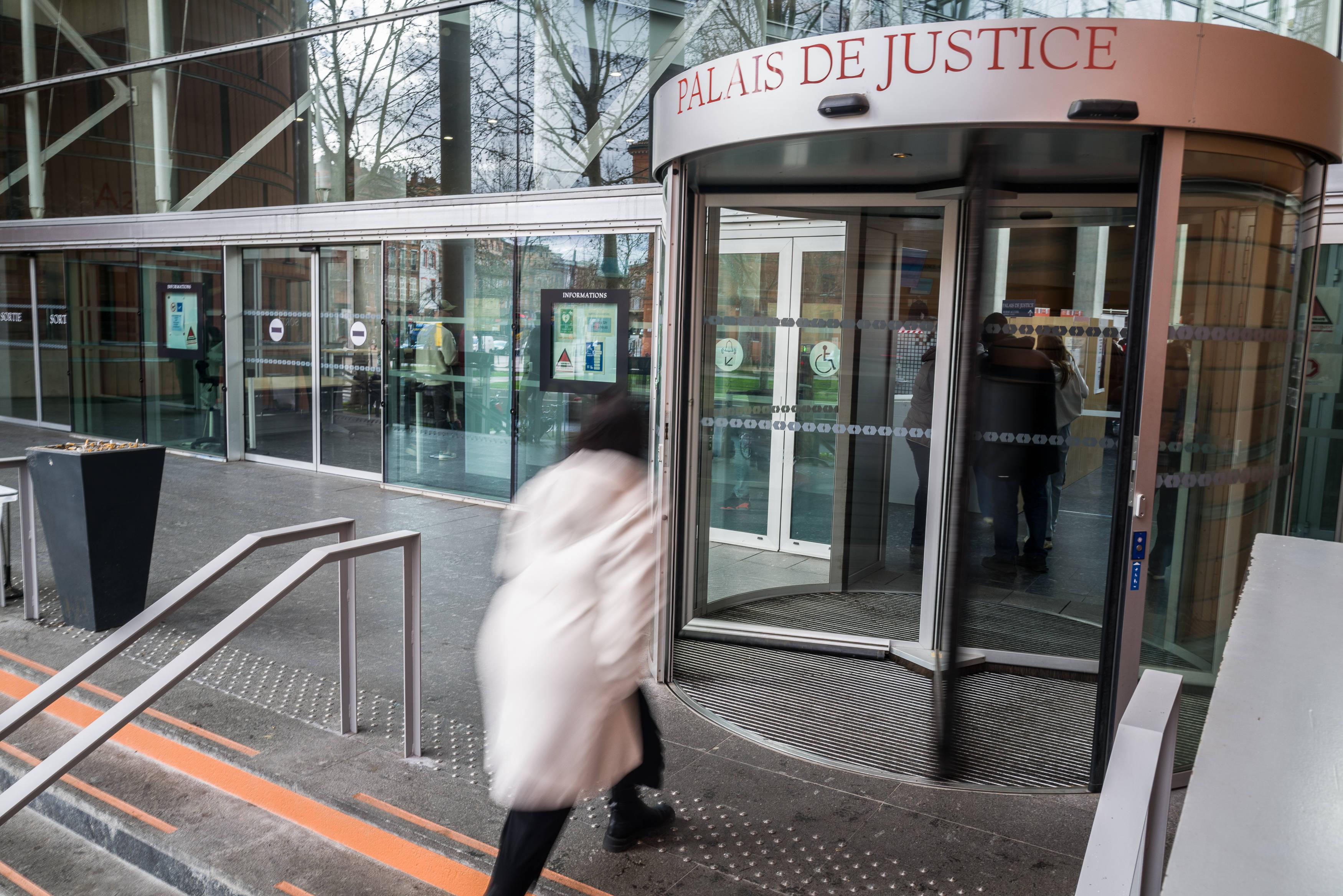 Toulouse : huit militants d’ultragauche, dont une avocate, jugés pour violation de domicile et dégradations