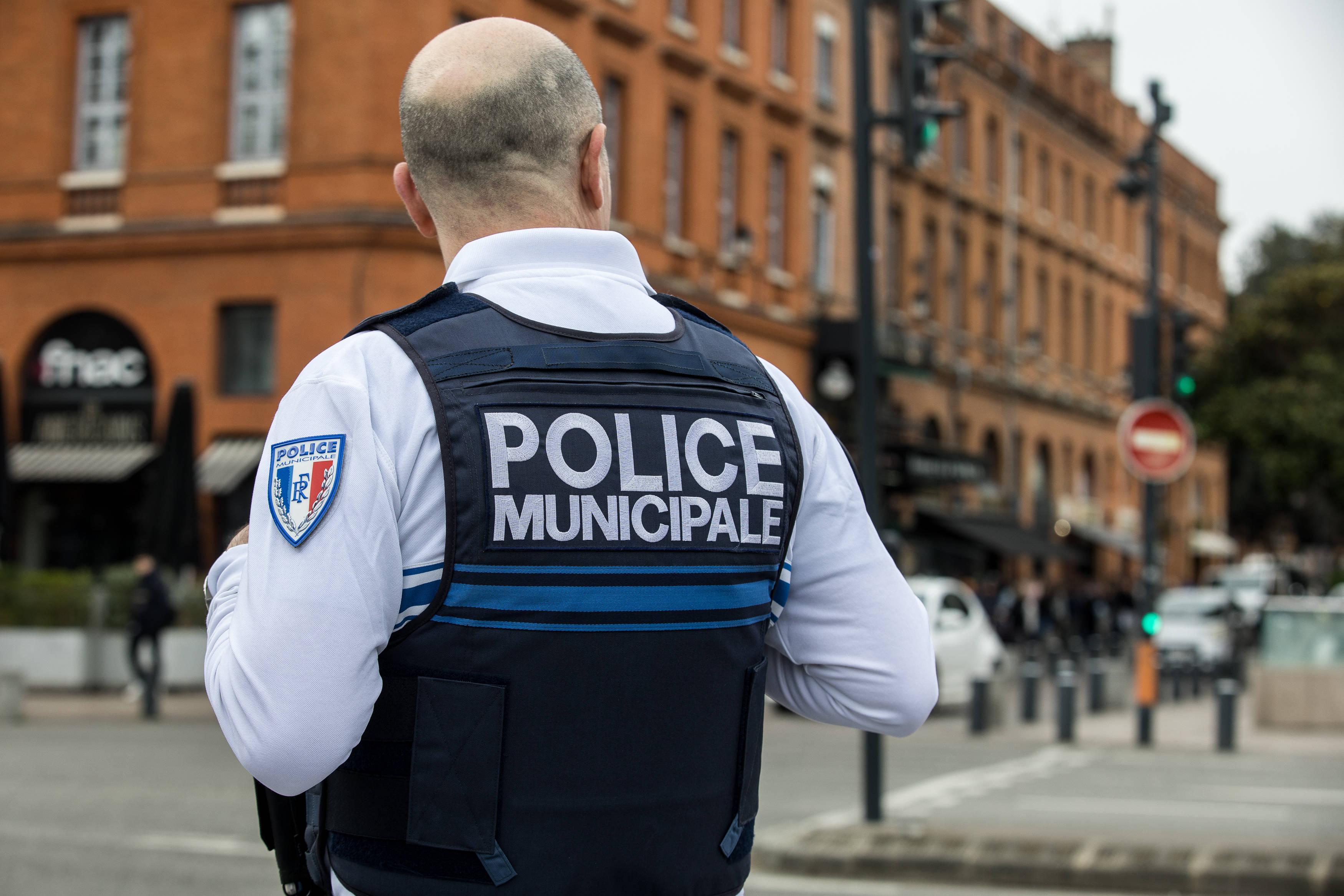 «Je vais te crever» : un policier agressé au couteau par un jeune shooté au gaz hilarant à Nîmes