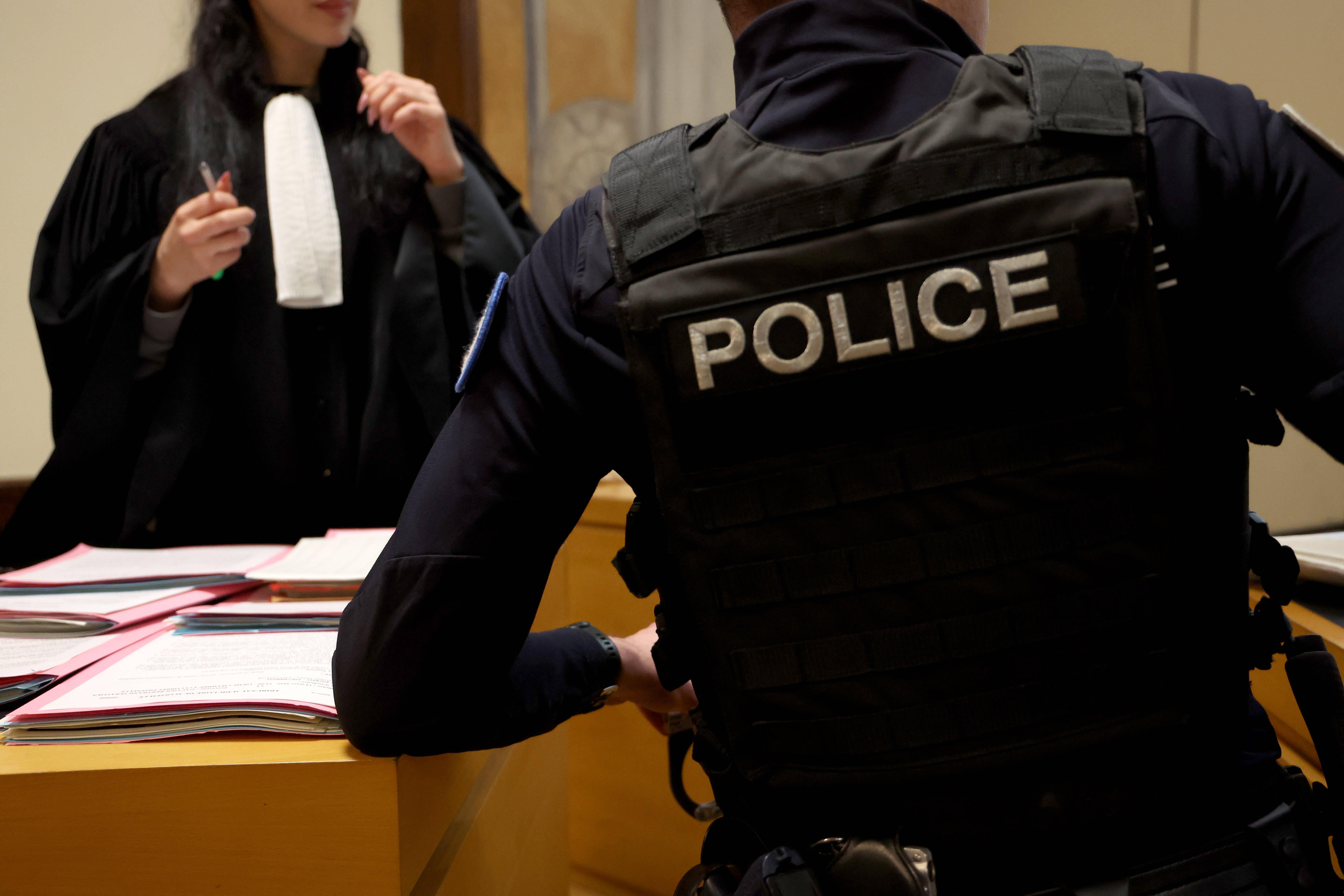 École incendiée dans le Rhône : deux mineurs écopent de quatre mois de prison avec sursis