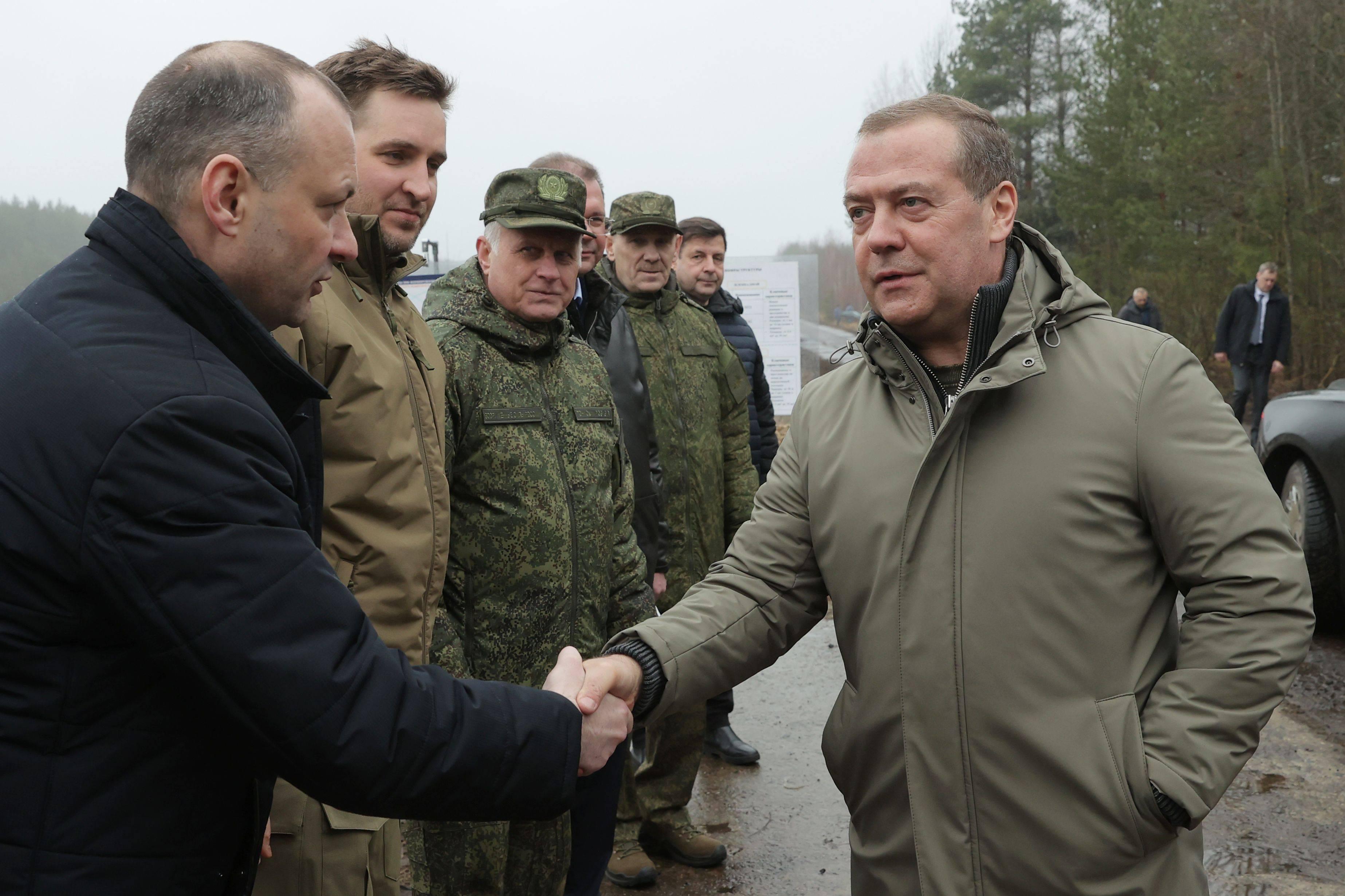 «Seuls les cosaques russes peuvent ramener la liberté en France» : Dmitri Medvedev souffle sur les braises après la condamnation de Marine Le Pen