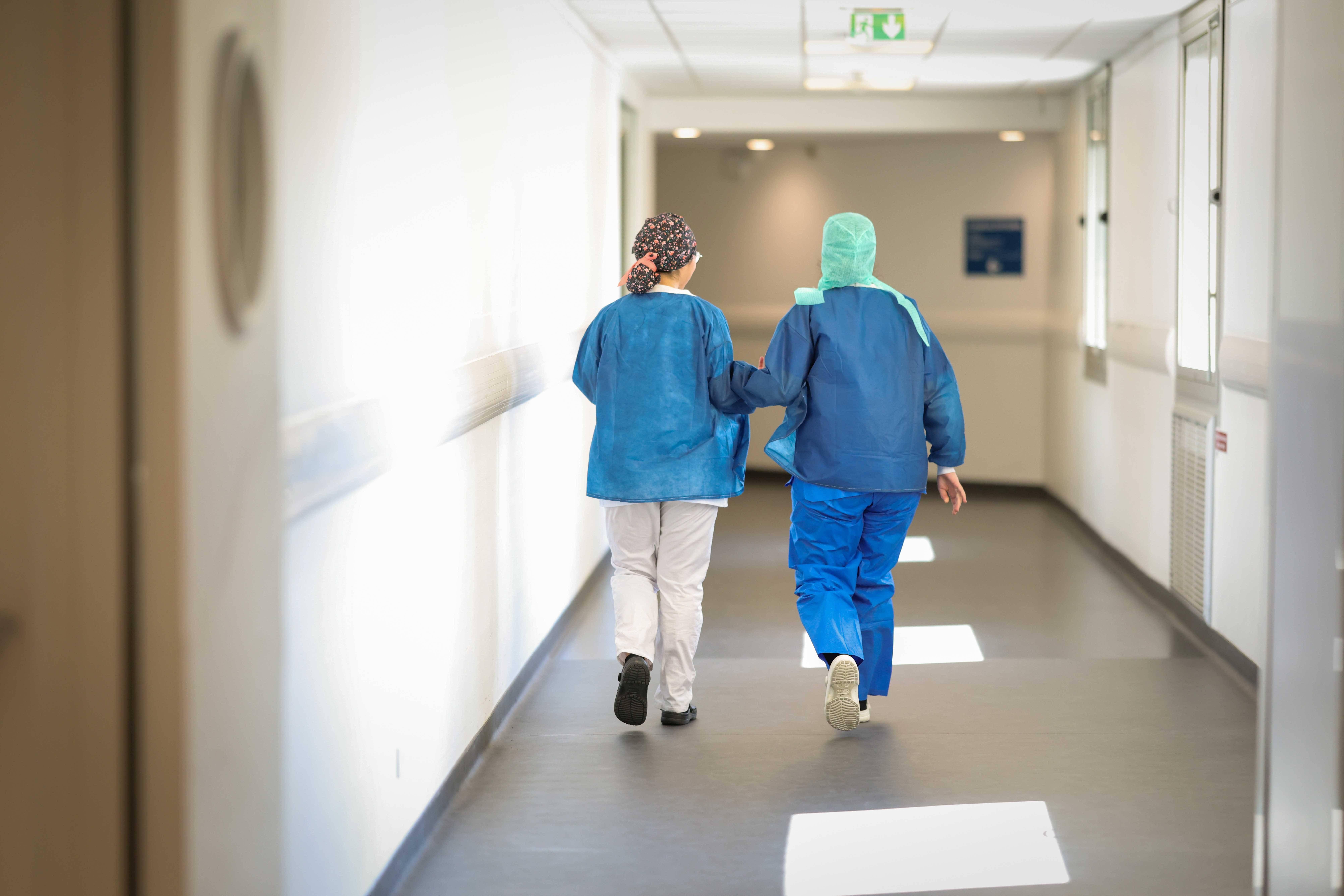 Soins gratuits, pressions sur les soignants… Comment l’immigration plombe les hôpitaux français