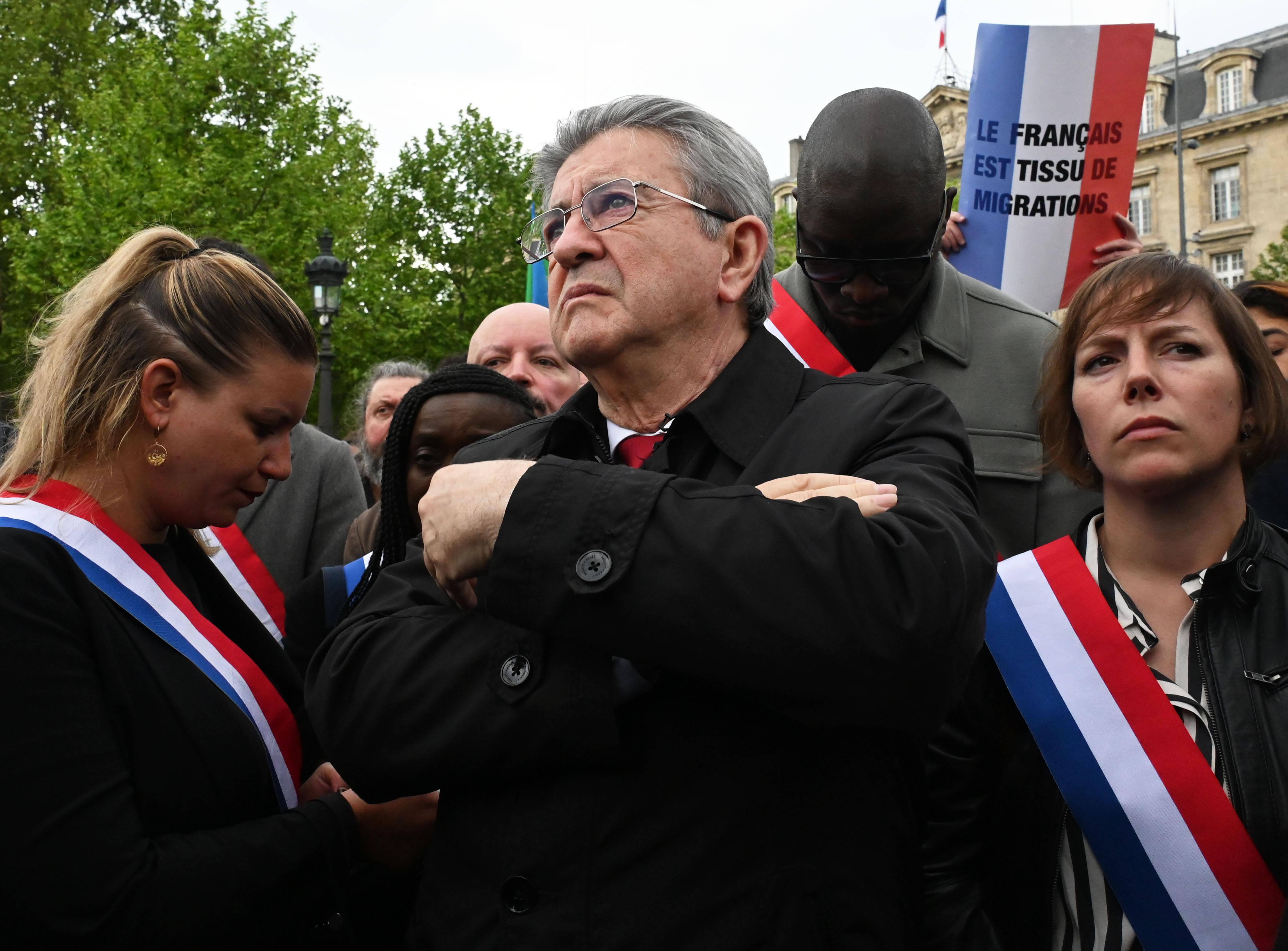 «Combien de temps allons-nous encore supporter cet escroc ?» : Charlie Hebdo tacle le revirement de Mélenchon sur l’islam