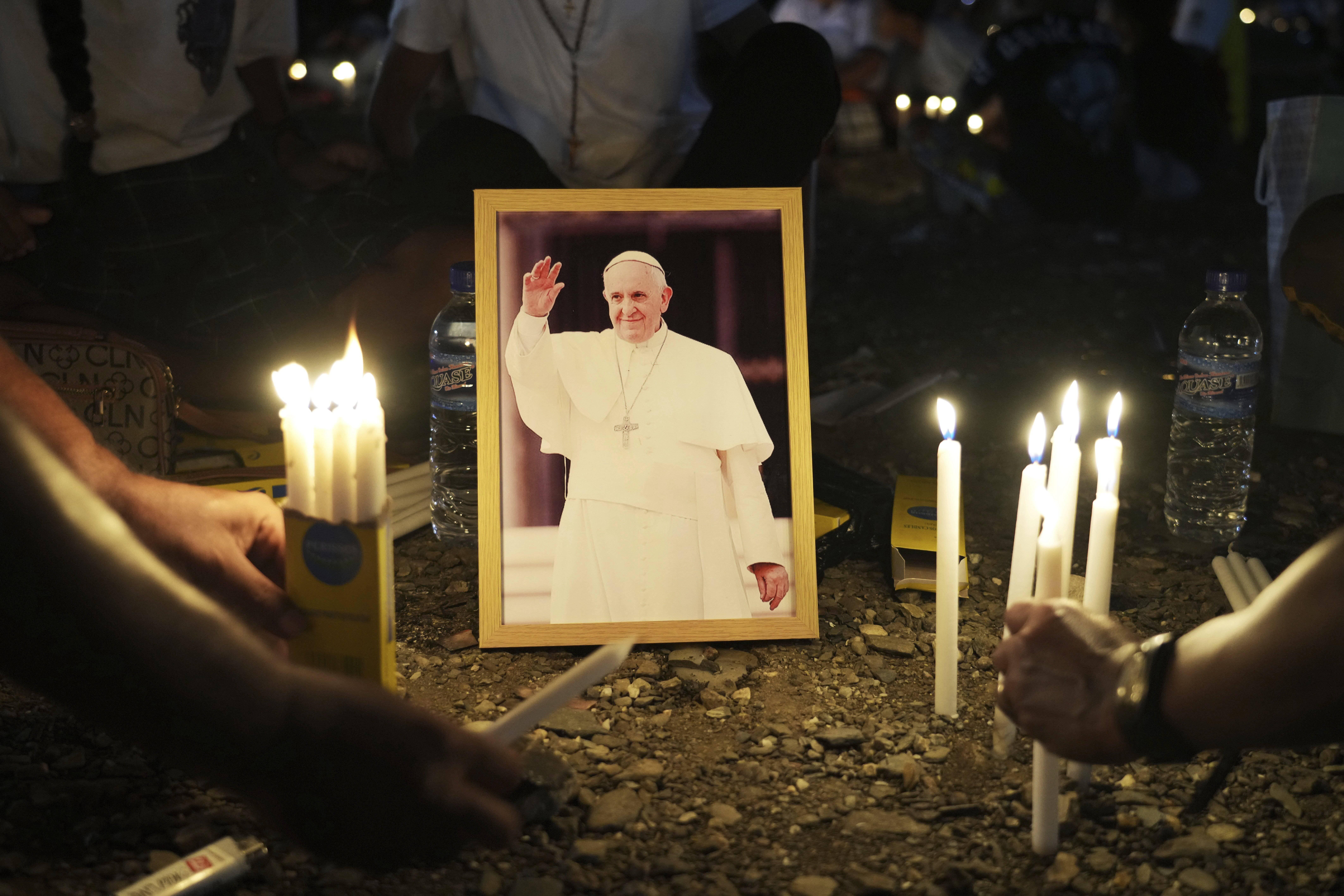 Gard : un maire communiste refuse de mettre les drapeaux en berne pour la mort du pape François
