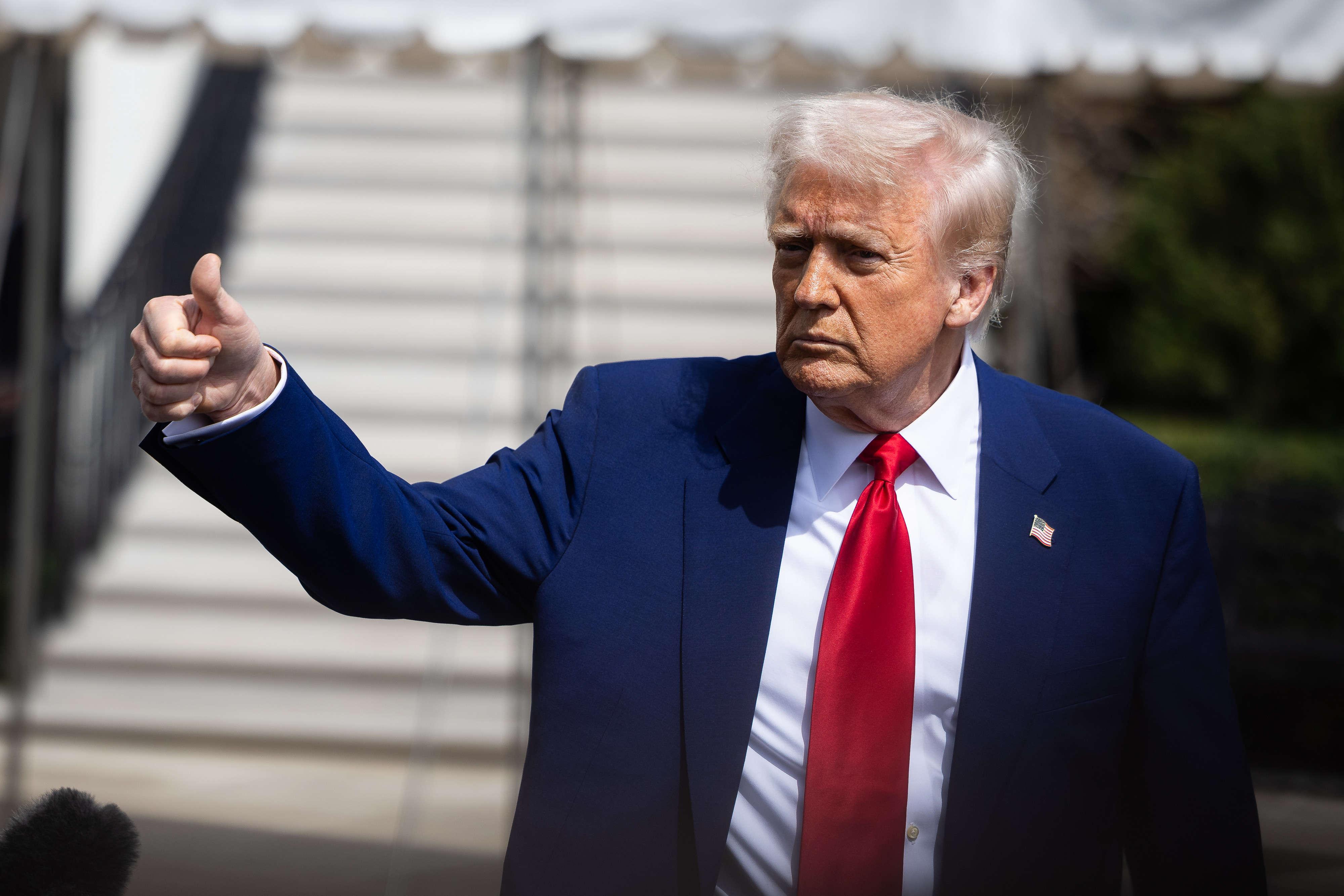 «Libérez Marine Le Pen !» : Donald Trump dénonce une «chasse aux sorcières» contre la députée RN