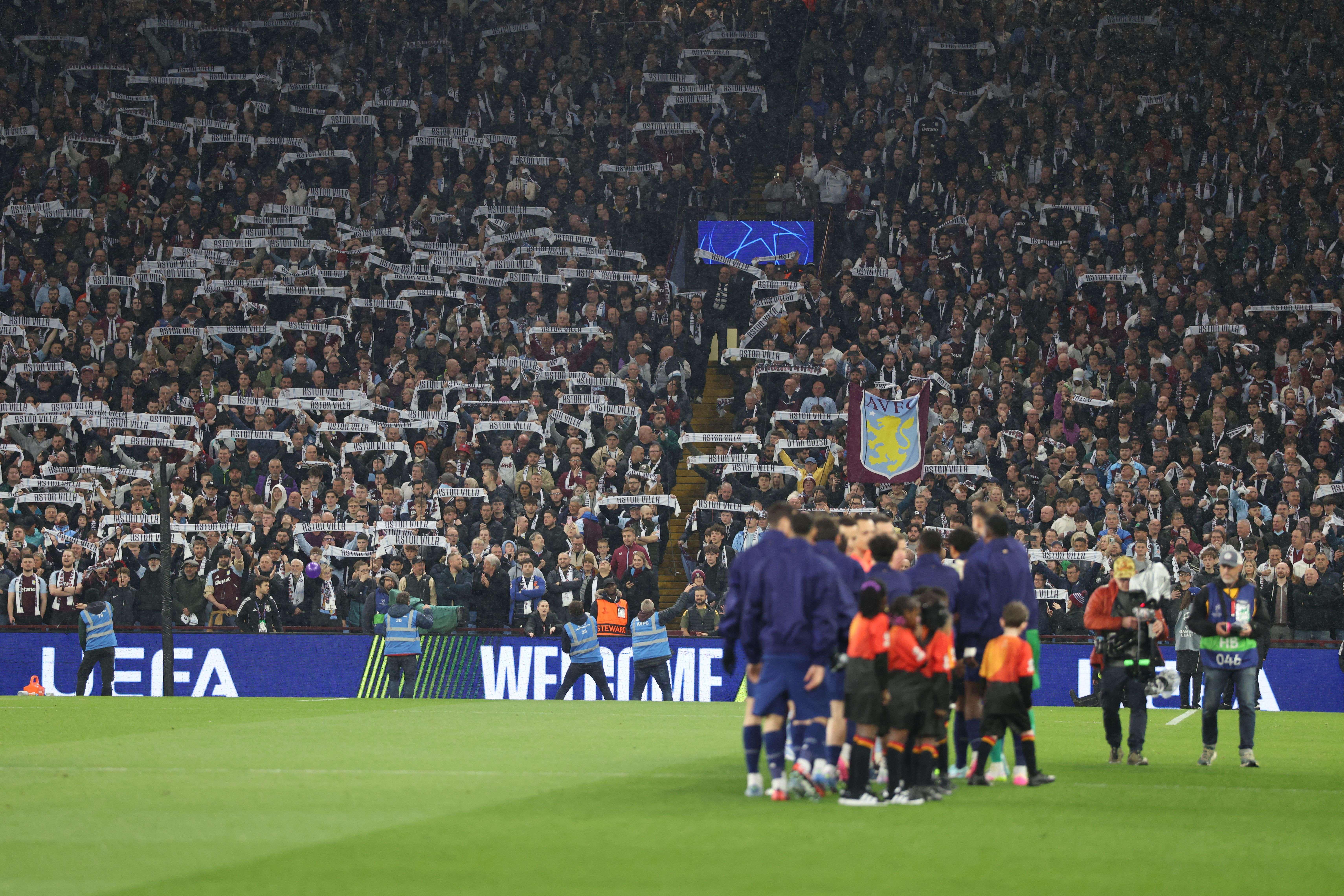 Aston Villa-PSG : polémique après la présence d’une fillette voilée lors de la cérémonie d’avant-match