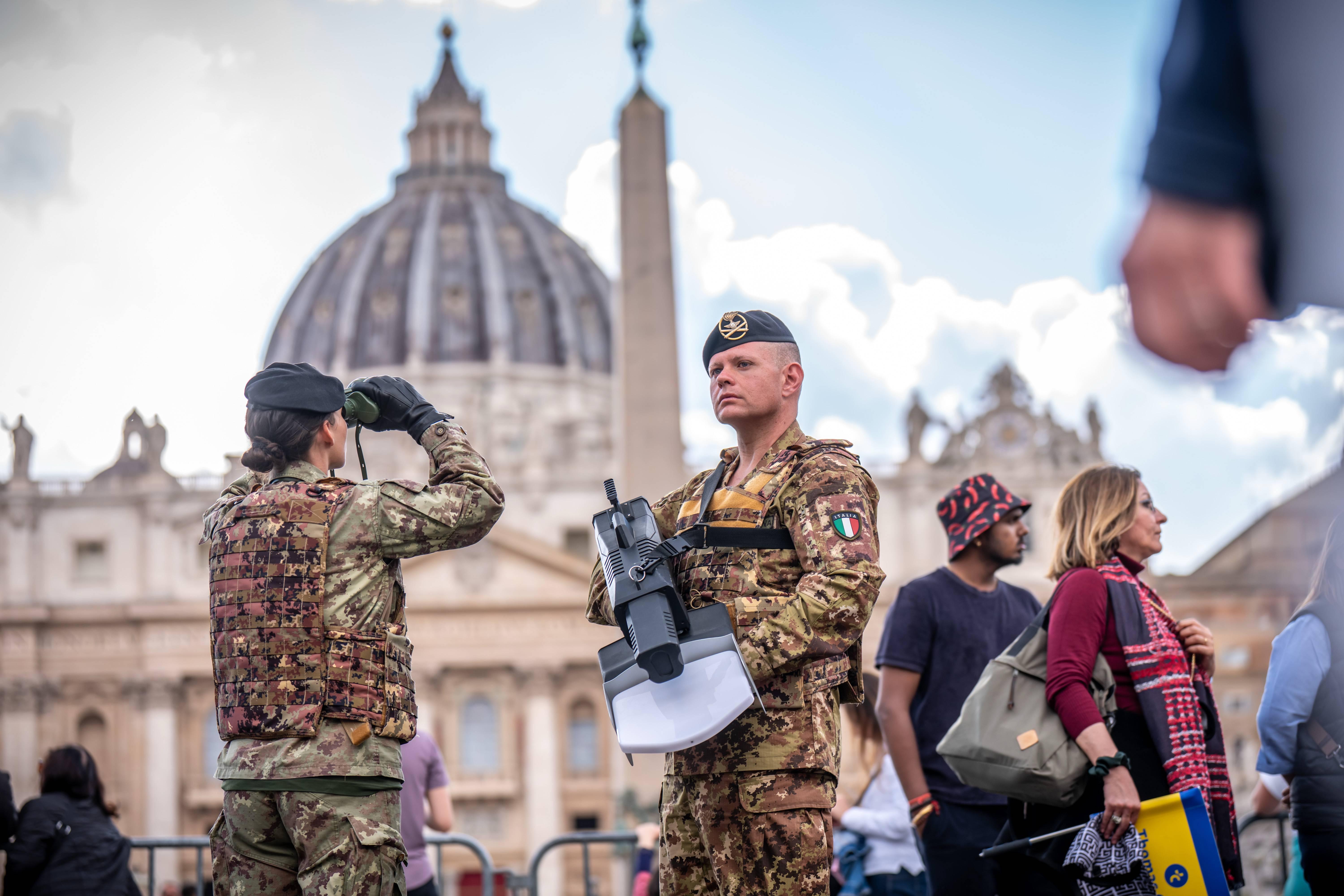 Snipers, Eurofighters, frégate : l’impressionnant dispositif de sécurité pour les obsèques du pape François