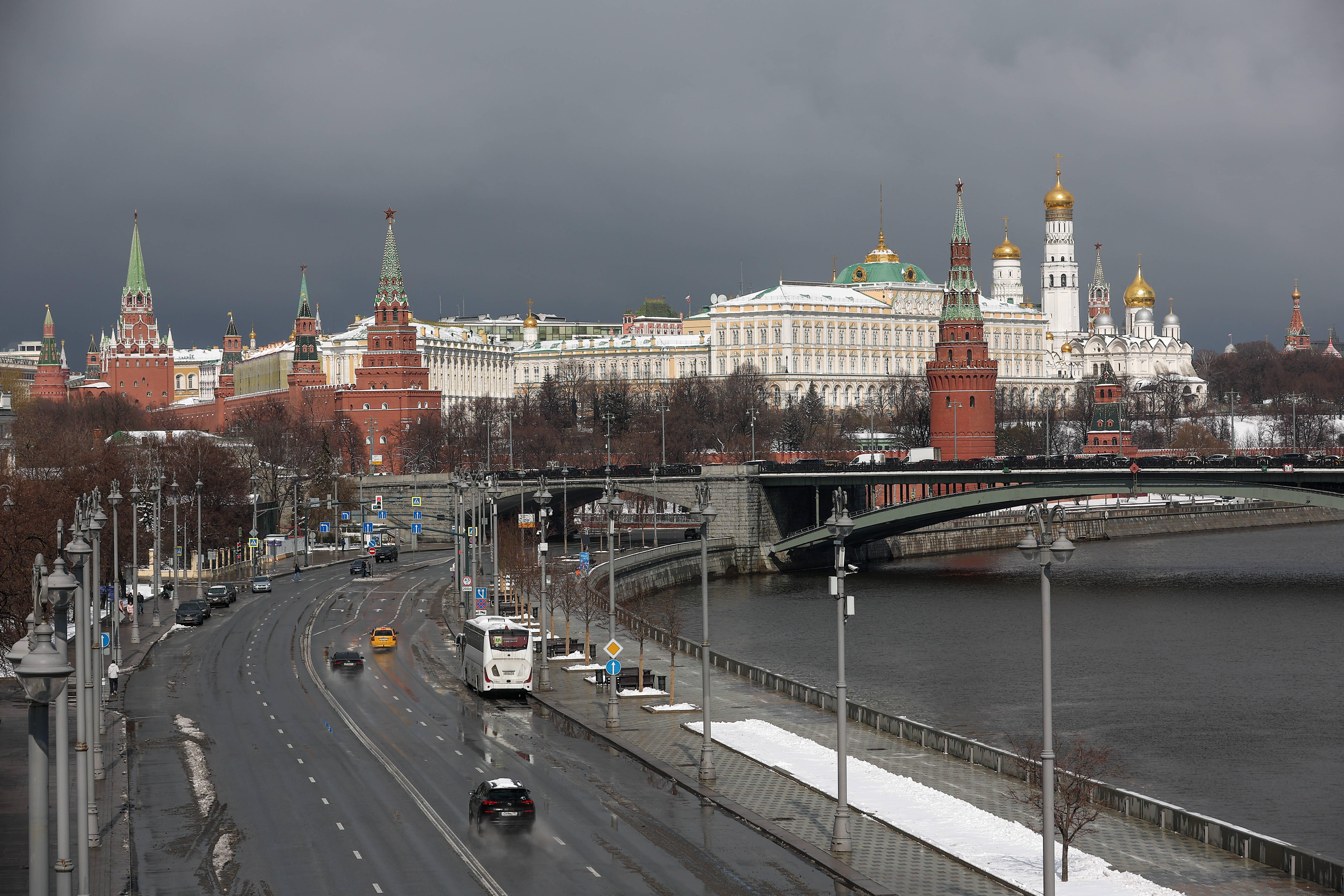Tensions France-Russie : Moscou hausse le ton après la détention d’une diplomate russe à Roissy