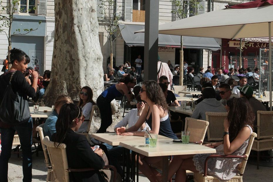 En terrasse, dans un parc… Les Parisiens bien décidés à profiter du soleil ce week-end