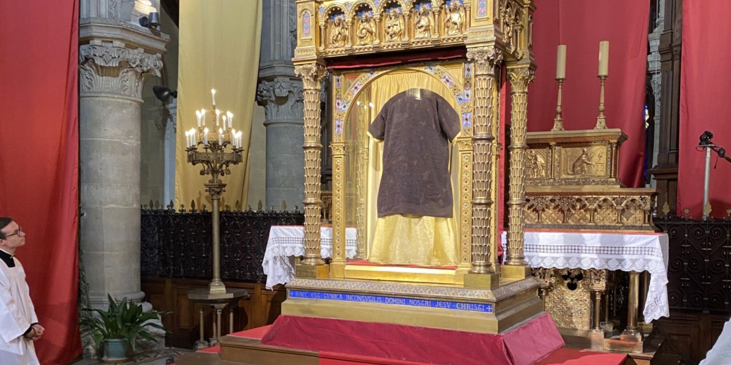 Pâques : la Sainte Tunique du Christ exposée dès ce vendredi saint à la basilique Saint-Denys d’Argenteuil