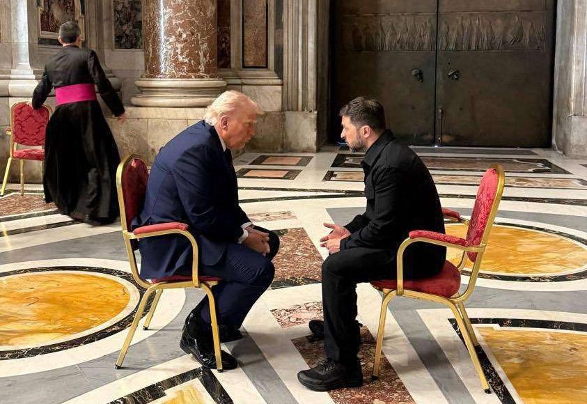 Trump et Zelensky à Rome : un tête-à-tête inattendu pour la paix