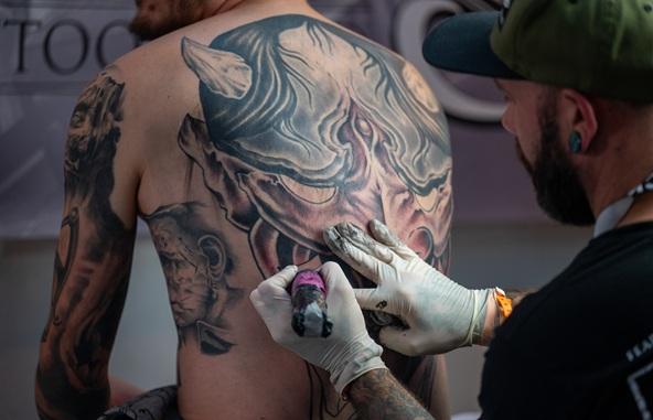 Tatouage : l’encre sous la peau, les risques dans le sang