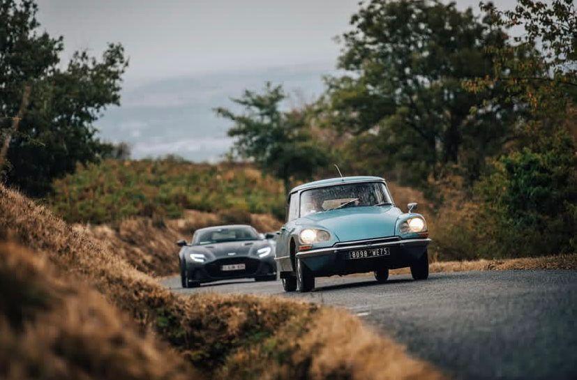 Rallyes, balades entre amis, passion familiale : le business florissant des voitures anciennes