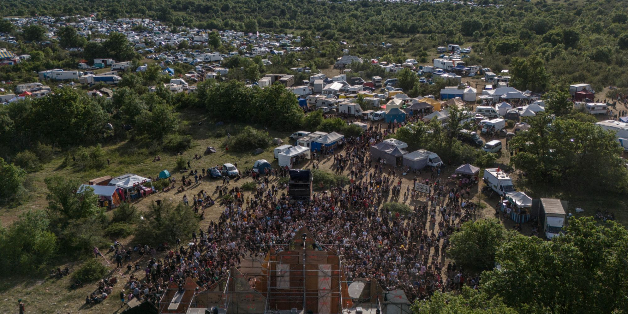 INFO EUROPE 1 – Matériel saisi, drogues, infractions… Le lourd bilan de la rave-party illégale organisée dans le Lot