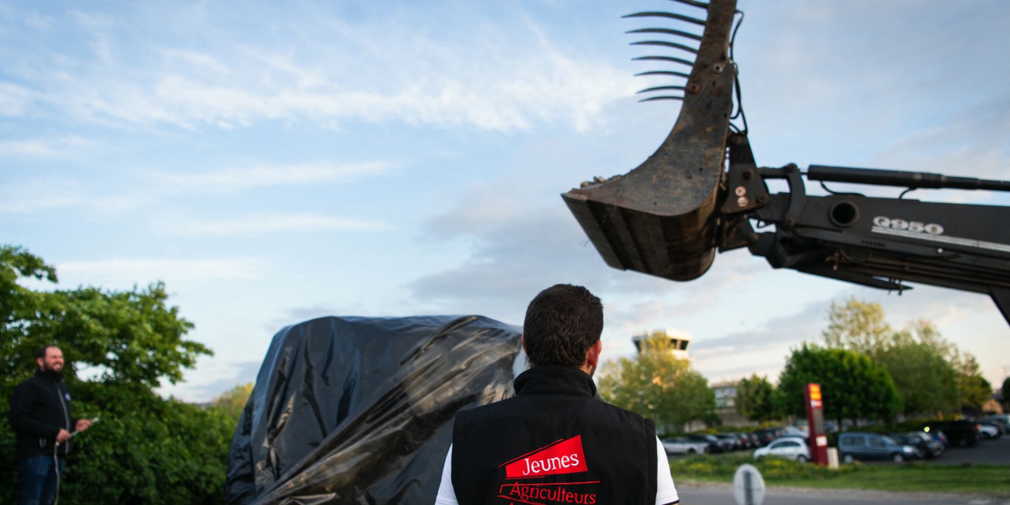 «Les députés détricotent la loi, nous on tricote la révolution» : les agriculteurs relancent la mobilisation sur l’A16