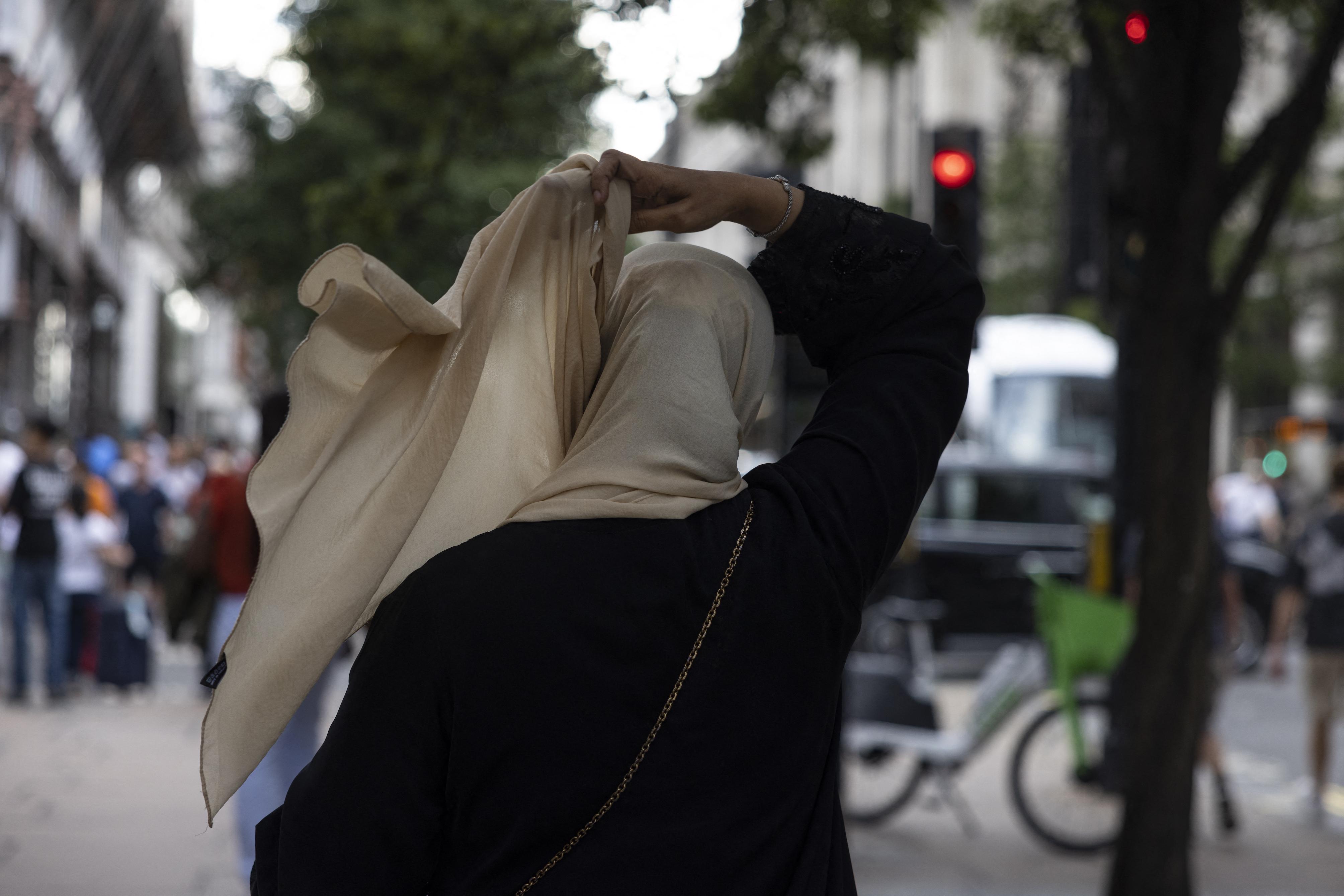 «On s’est perdu dans le progressisme» : le voile islamique, symbole du morcellement identitaire du Royaume-Uni