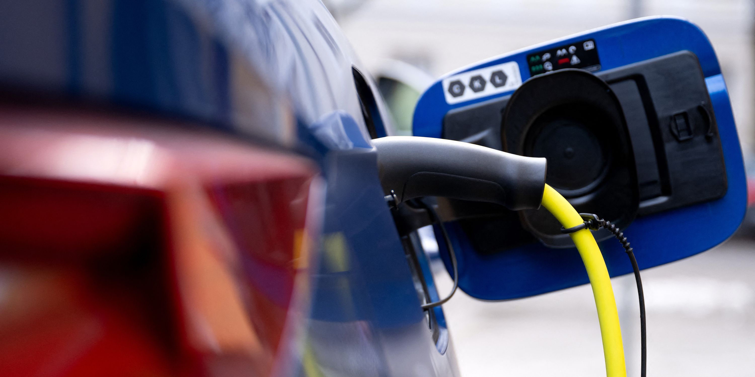 Déployer plus de bornes de recharge, le plan du gouvernement pour inciter les Français à rouler en électrique