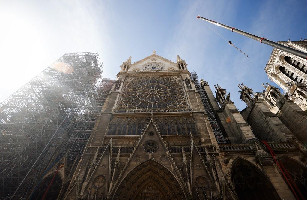 À Notre-Dame de Paris, l’élection de Léon XIV accueillie dans le silence et la foi