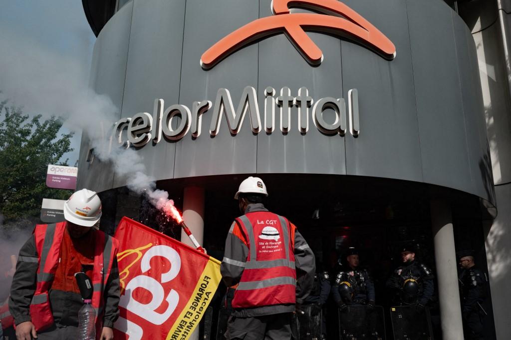 «Faut pas que Macron fasse une Hollande» : syndicats et élus sceptiques après les promesses d’ArcelorMittal