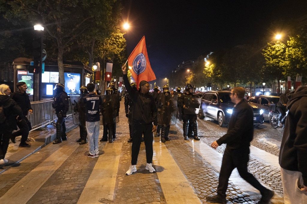 PSG-Inter : les commerçants des Champs-Élysées, inquiets, anticipent les débordements et se barricadent