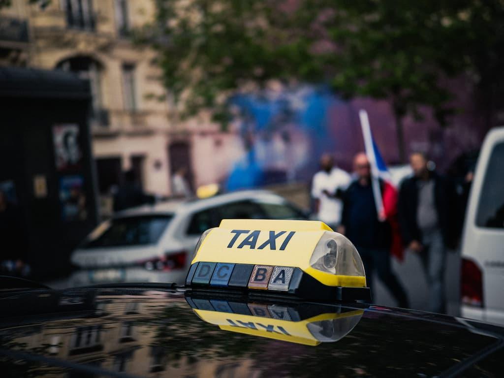 «On va être ubérisés» : la colère des taxis face au rouleau compresseur des VTC et de l’Assurance maladie