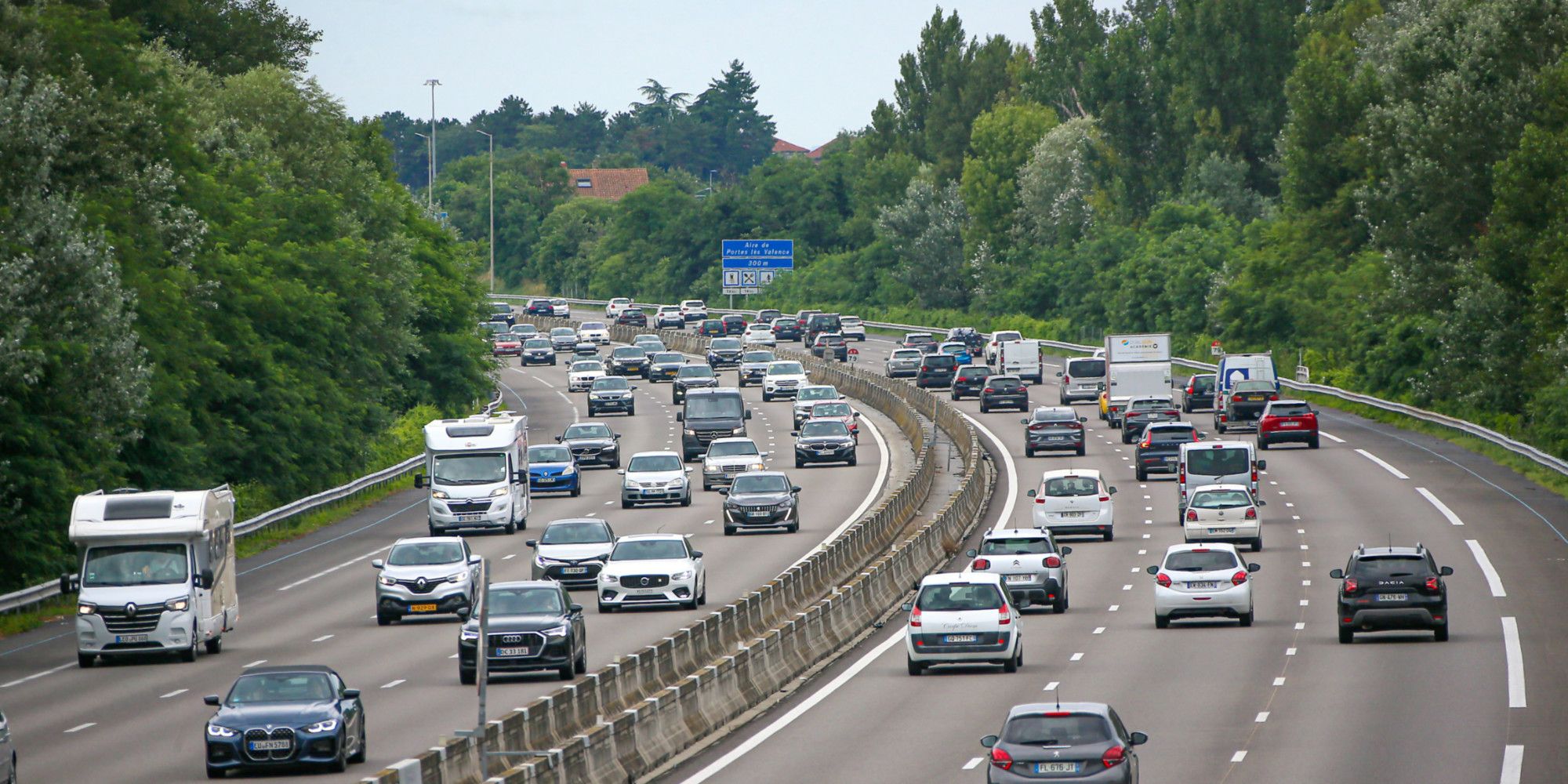 Vitesse, dépassement, amende… Que signifie la ligne rouge présente sur l’autoroute A7 entre Lyon et Marseille ?