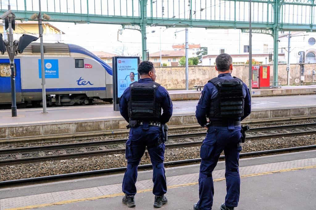 Caen : un vigile attaqué au couteau après avoir rappelé à un clandestin de ne pas fumer dans la gare