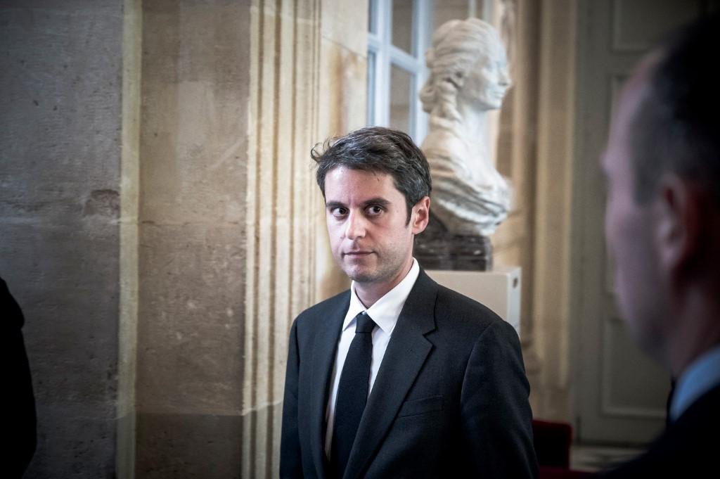 Gabriel Attal veut interdire le voile islamique pour les moins de 15 ans
