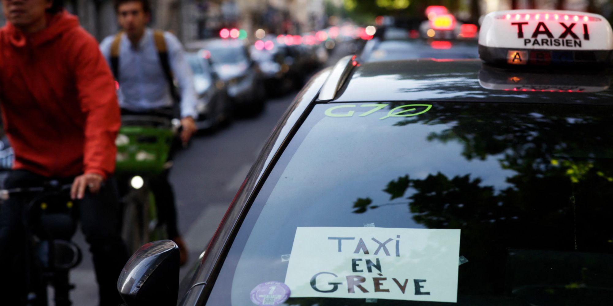 Les taxis en colère bloquent les accès à des gares parisiennes