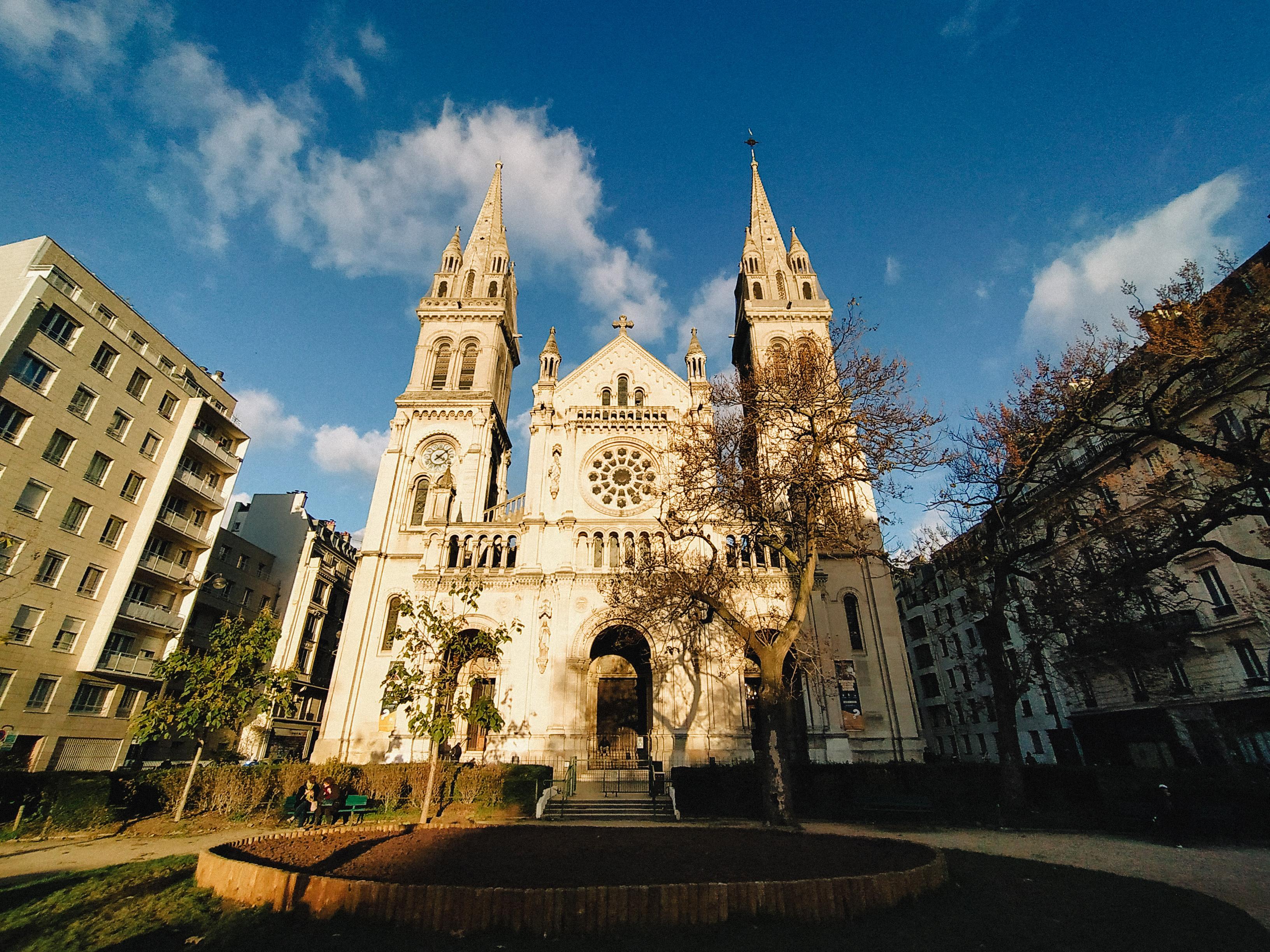Paris : un homme armé de couteaux fait irruption dans l’église Saint-Ambroise avant la messe