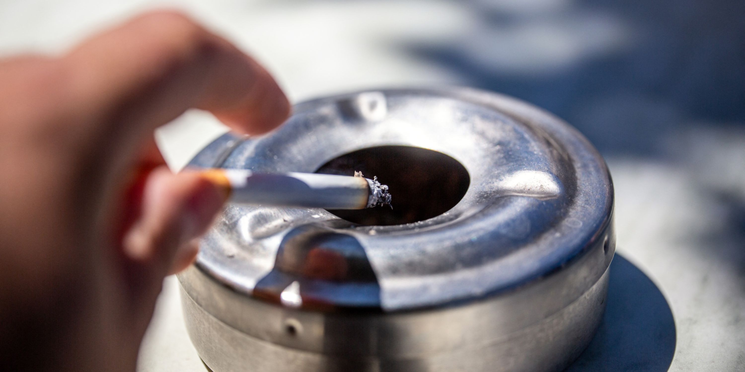 Cigarettes interdites : l’Alliance contre le tabac regrette que les terrasses soient épargnées