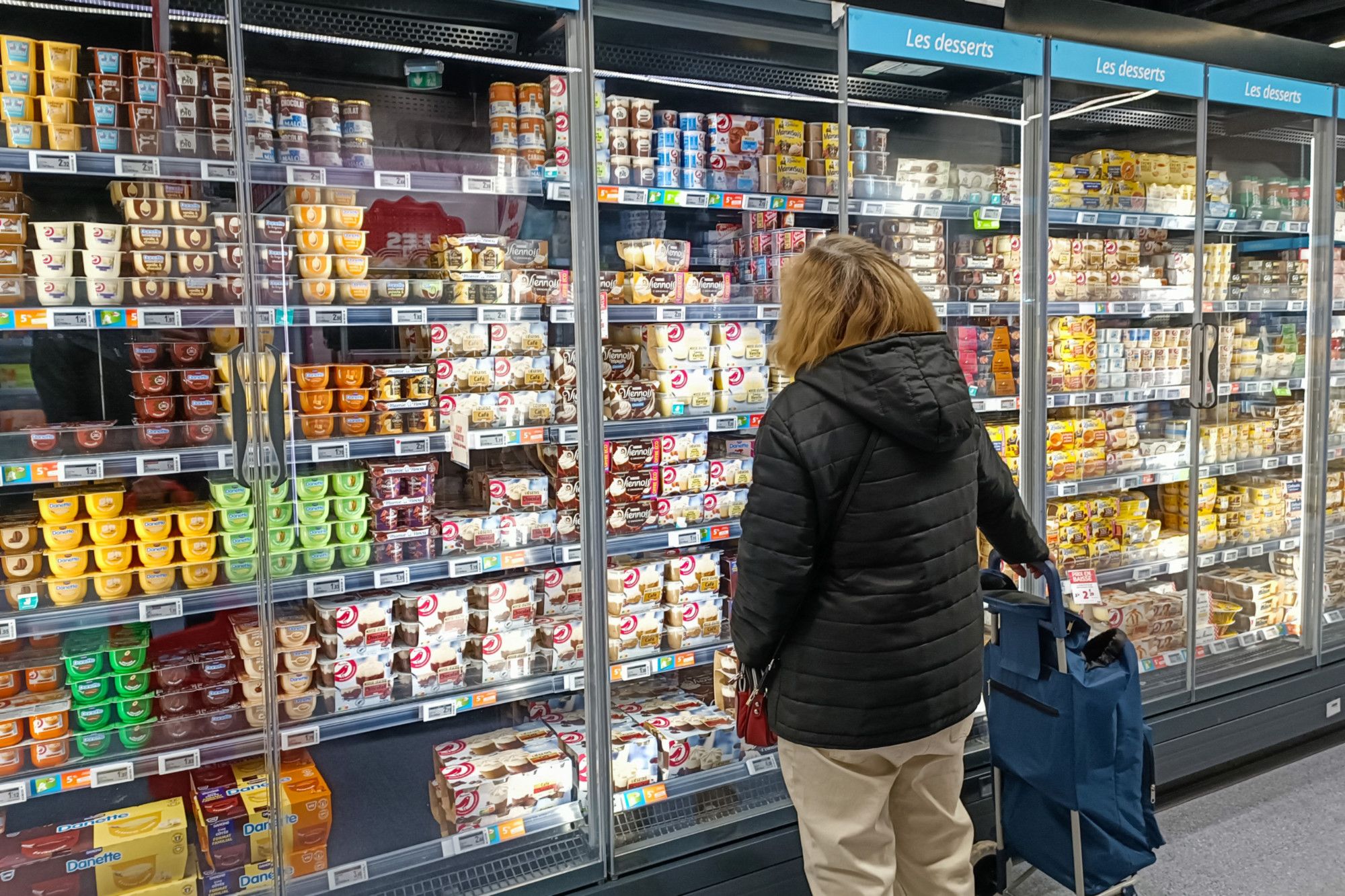 Supermarchés : sept associations accusent les grandes surfaces de «brader» la santé des consommateurs