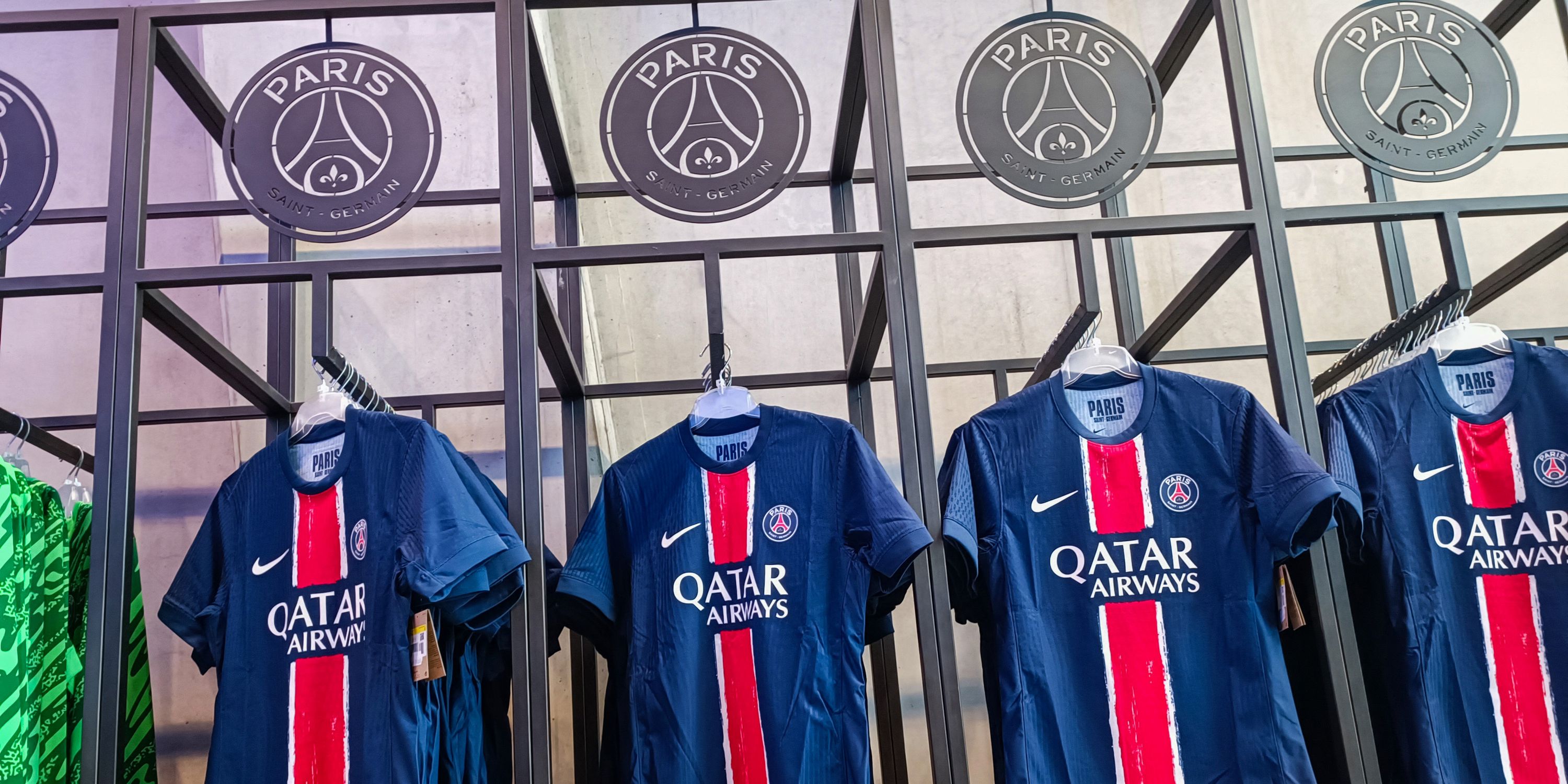 Avant la grande finale contre l’Inter, les supporters du PSG sont venus à la boutique du club pour s’équiper pour le match