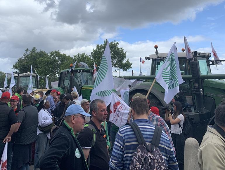 «On est prêts à s’adapter, mais il nous faut des solutions» : devant l’Assemblée, les agriculteurs prônent le dialogue