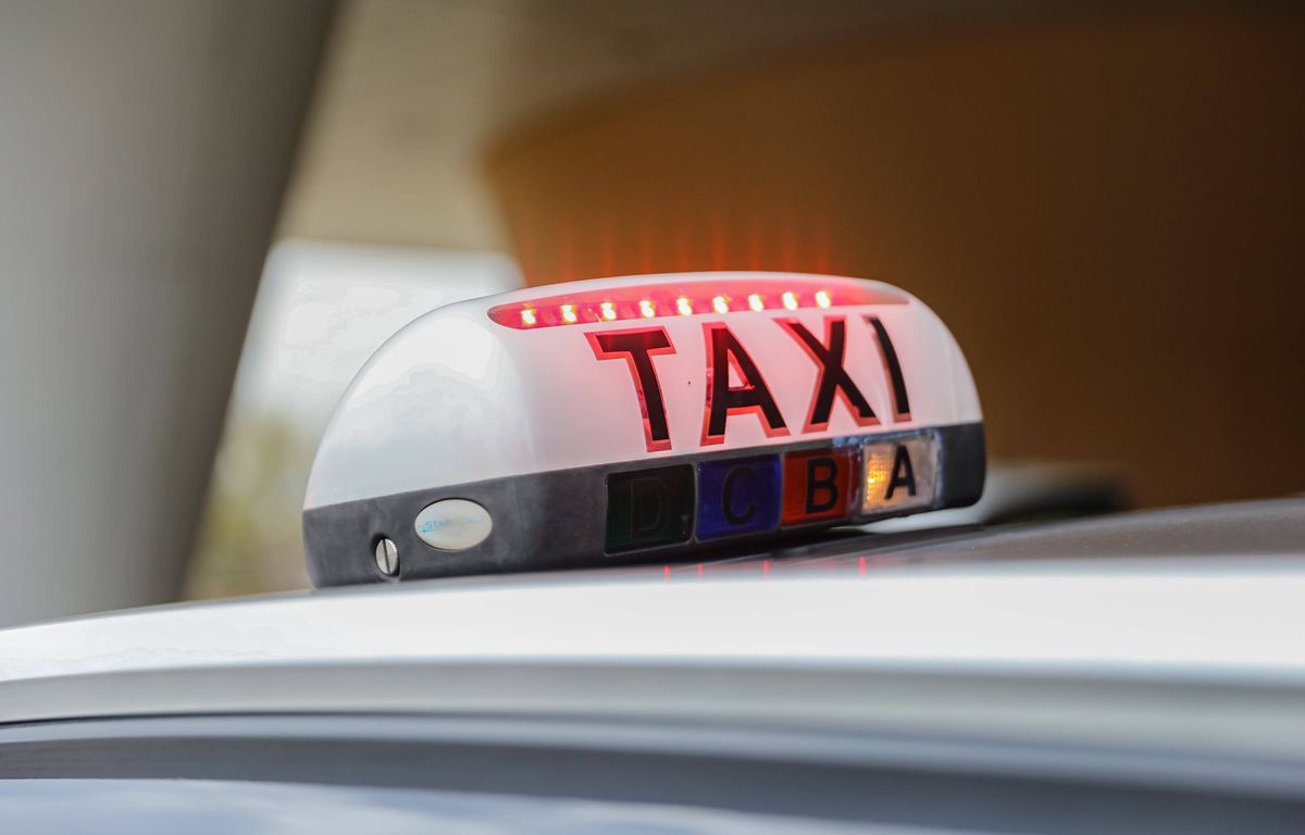 Haute-Savoie : Un chauffeur de taxi accuse des membres du gouvernement britannique de ne pas avoir payé leur course