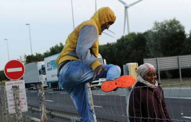Pas-de-Calais : Un migrant meurt écrasé après avoir tenté de monter dans un camion