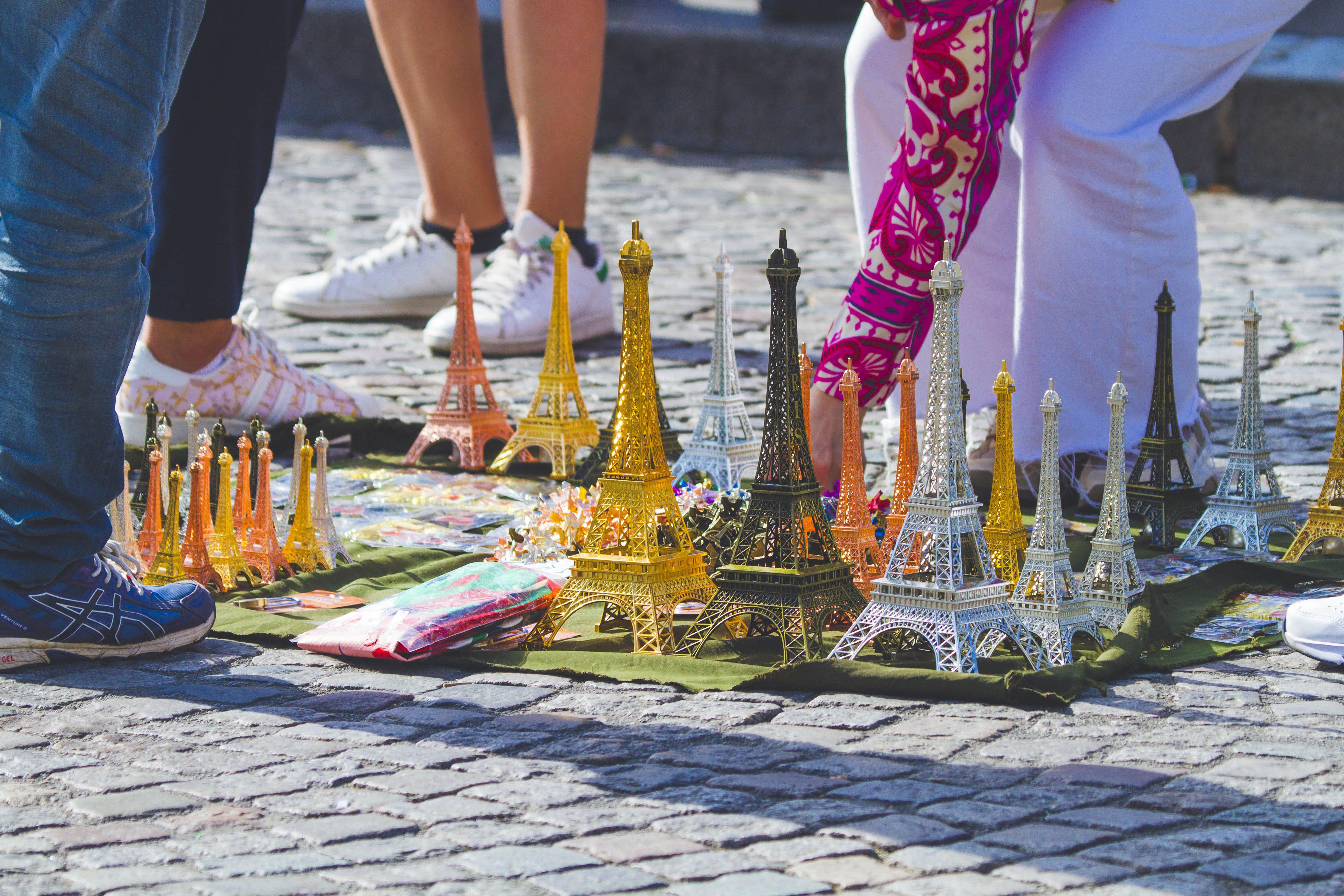Paris : deux touristes violemment agressés à coups de tours Eiffel miniatures, un suspect en garde à vue